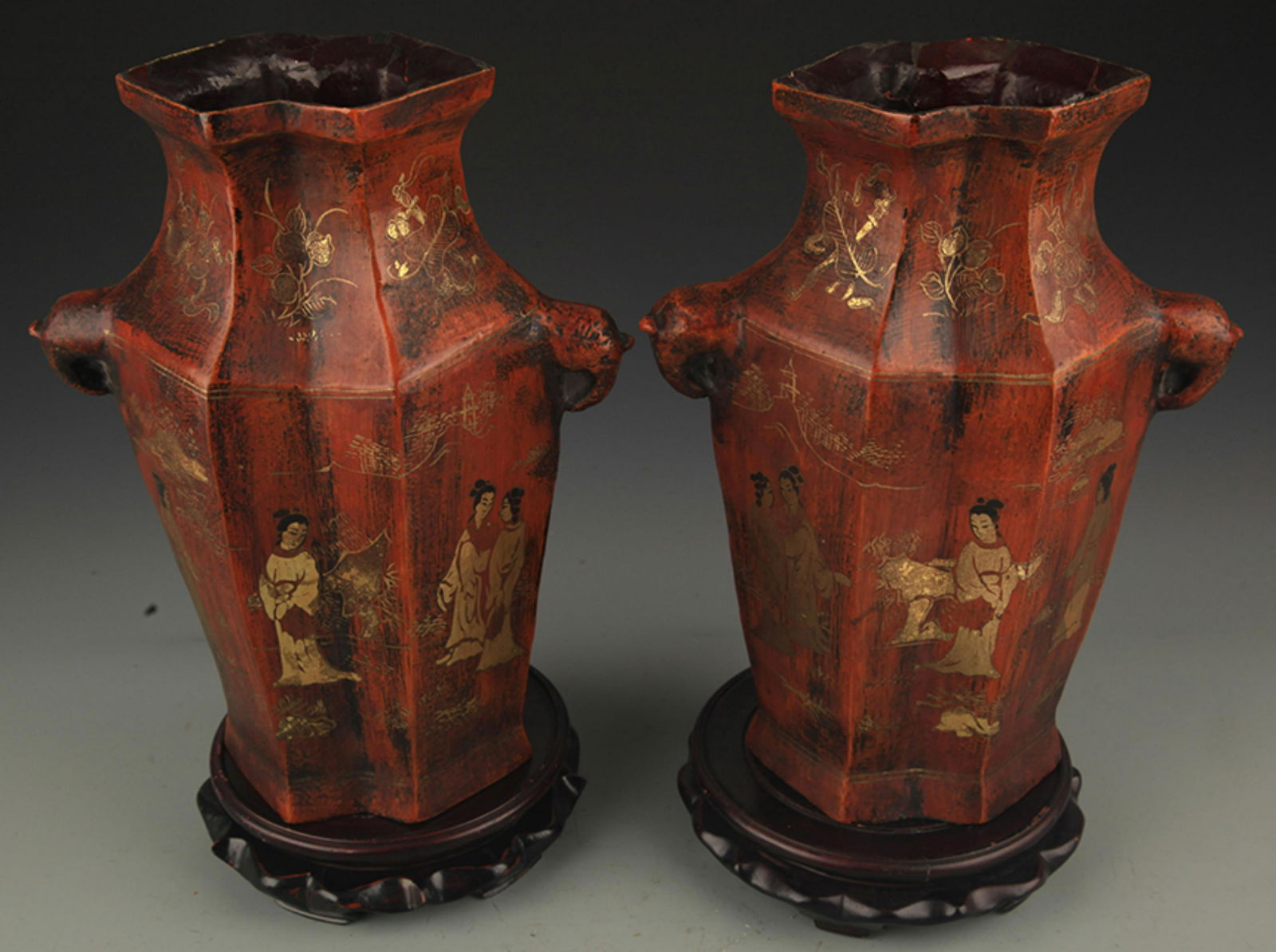 A GILT LACQUERED CHARACTER PATTERN VASE (1 of 5)