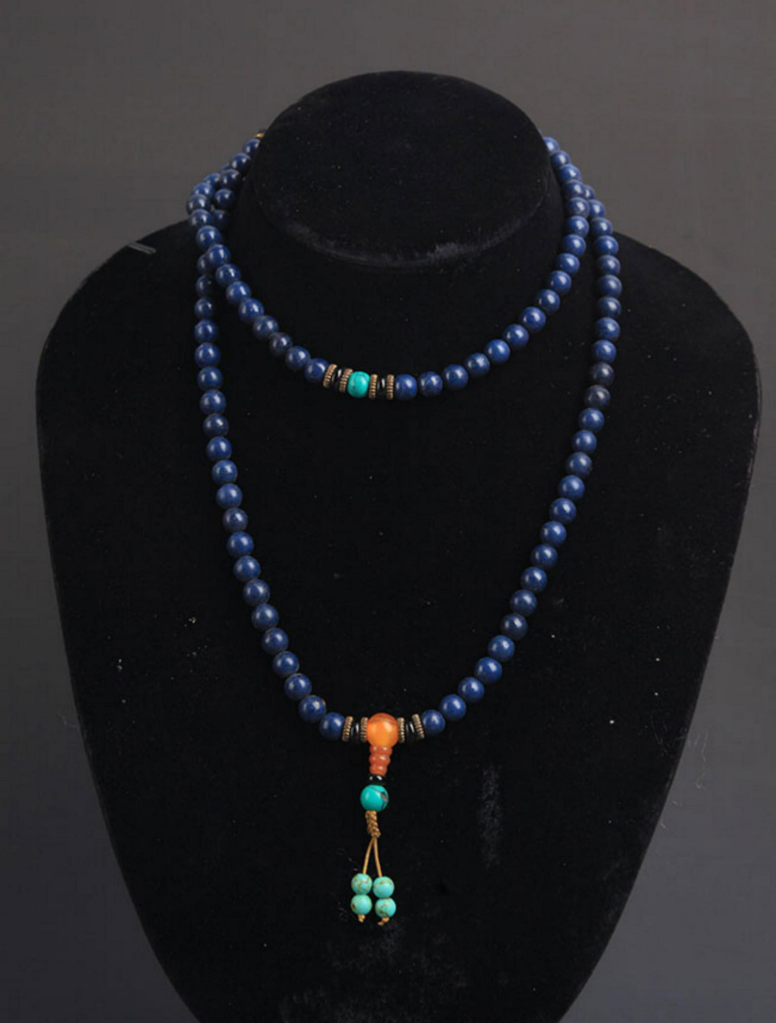 A FINE LAPIS LAZULI STONE NECKLACE (1 of 5)