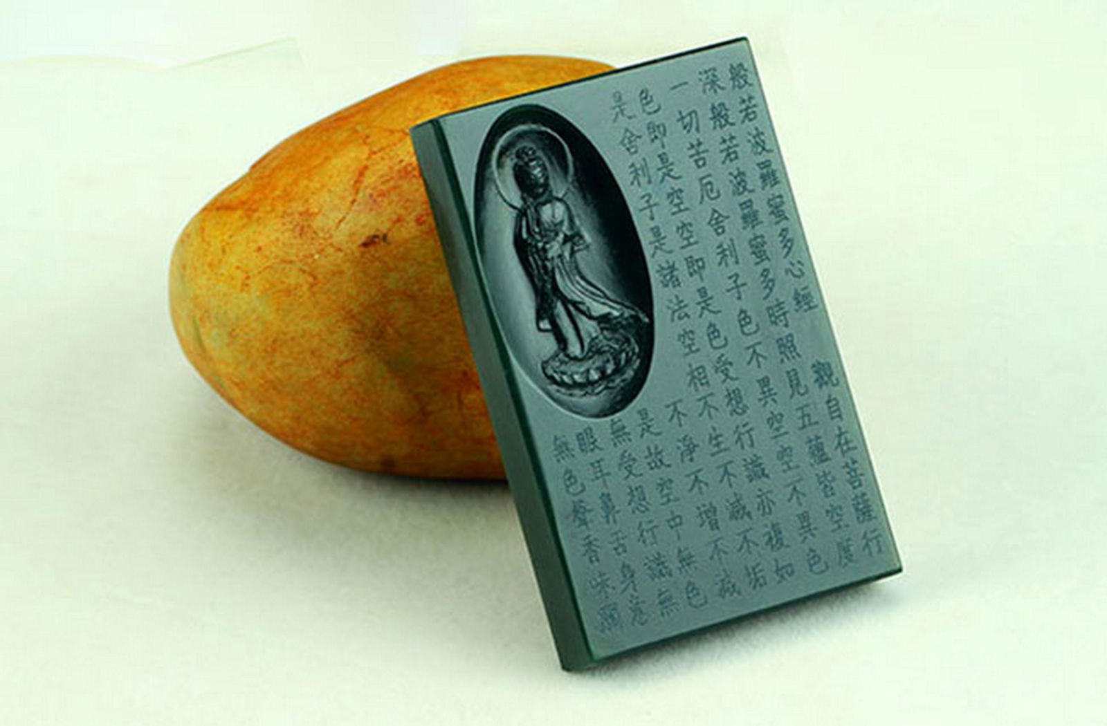 A FINE GREEN JADE GUAN YIN CARVING PENDANT (1 of 3)