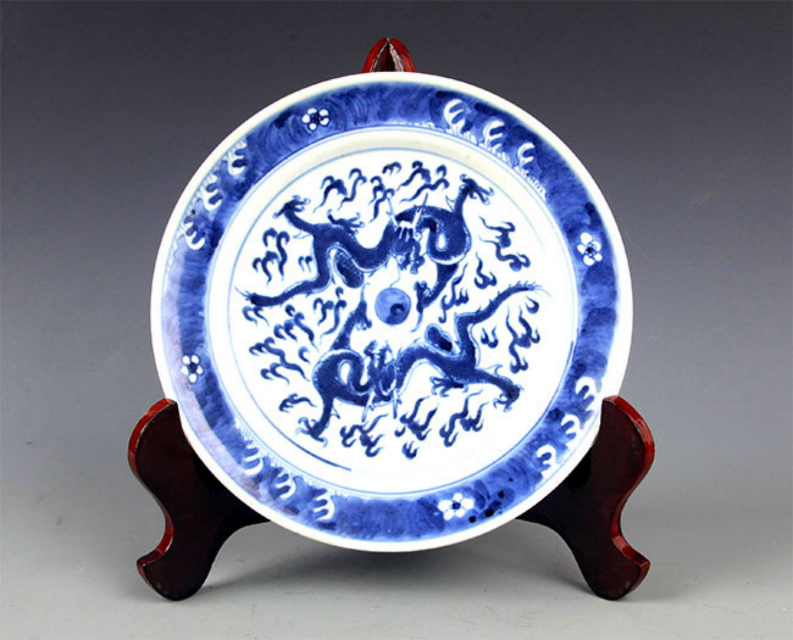 A FINE BLUE AND WHITE DRAGON PATTERN PLATE (1 of 5)