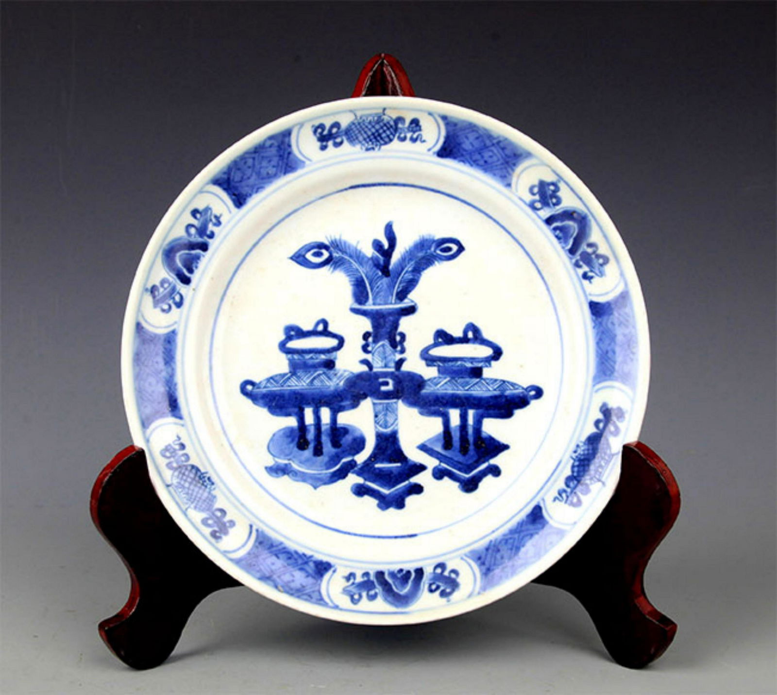 A FINE BLUE AND WHITE FLOWER PATTERN PLATE (1 of 6)