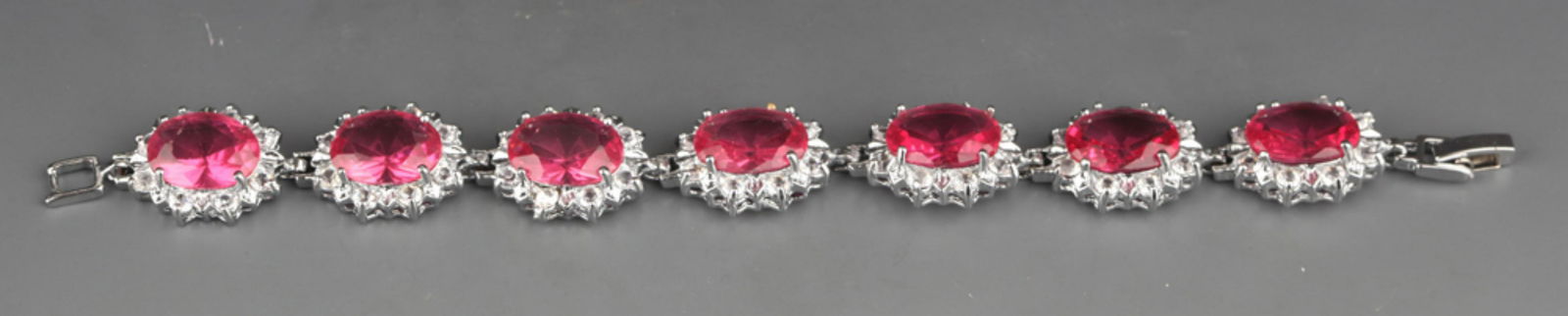 A FINE GEMSTONE FASHION BRACELET (1 of 3)