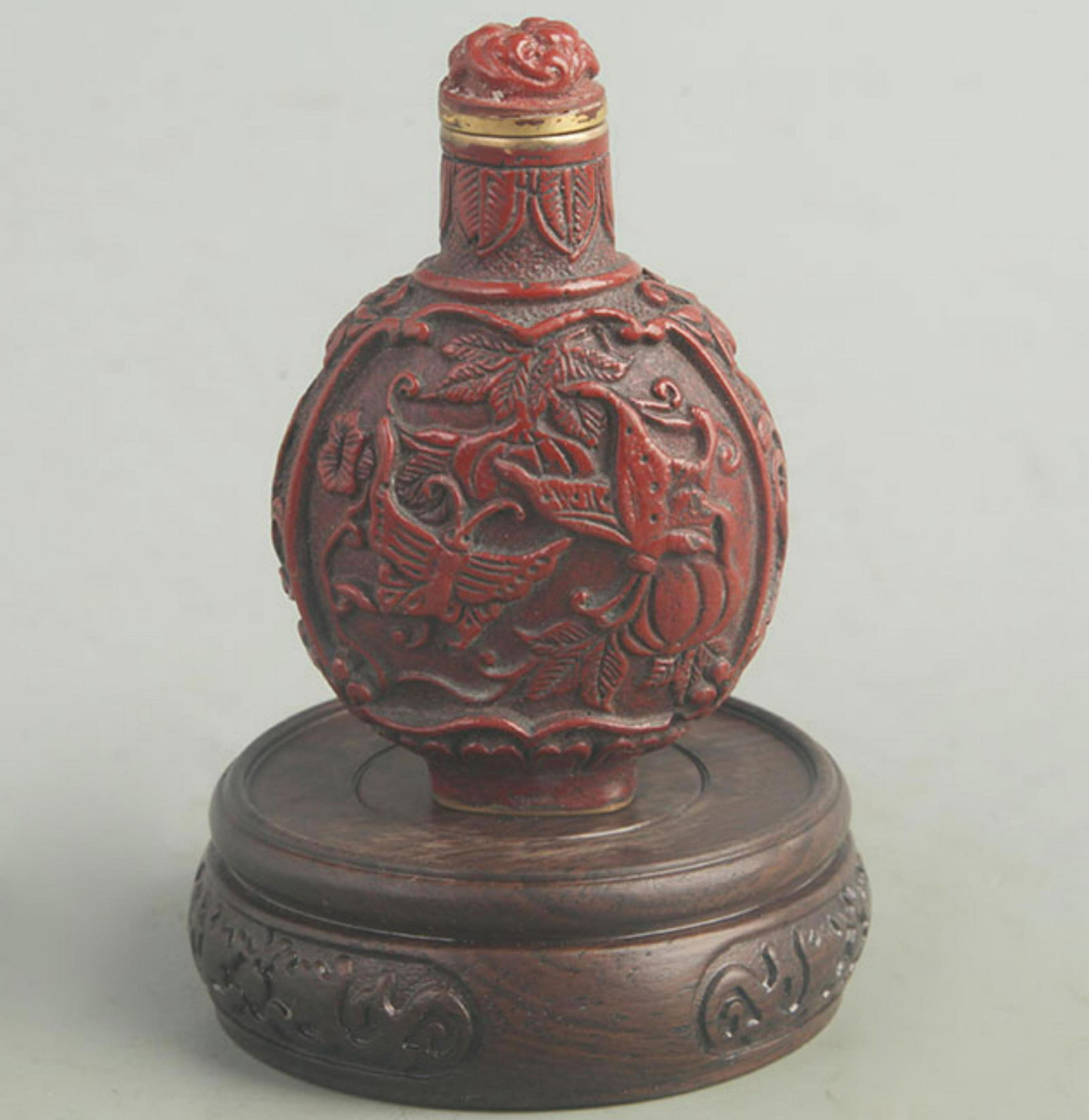 A FINE RED CARVED LACQUER BUTTERFLY CARVING SNUFF BOTTLE (1 of 5)