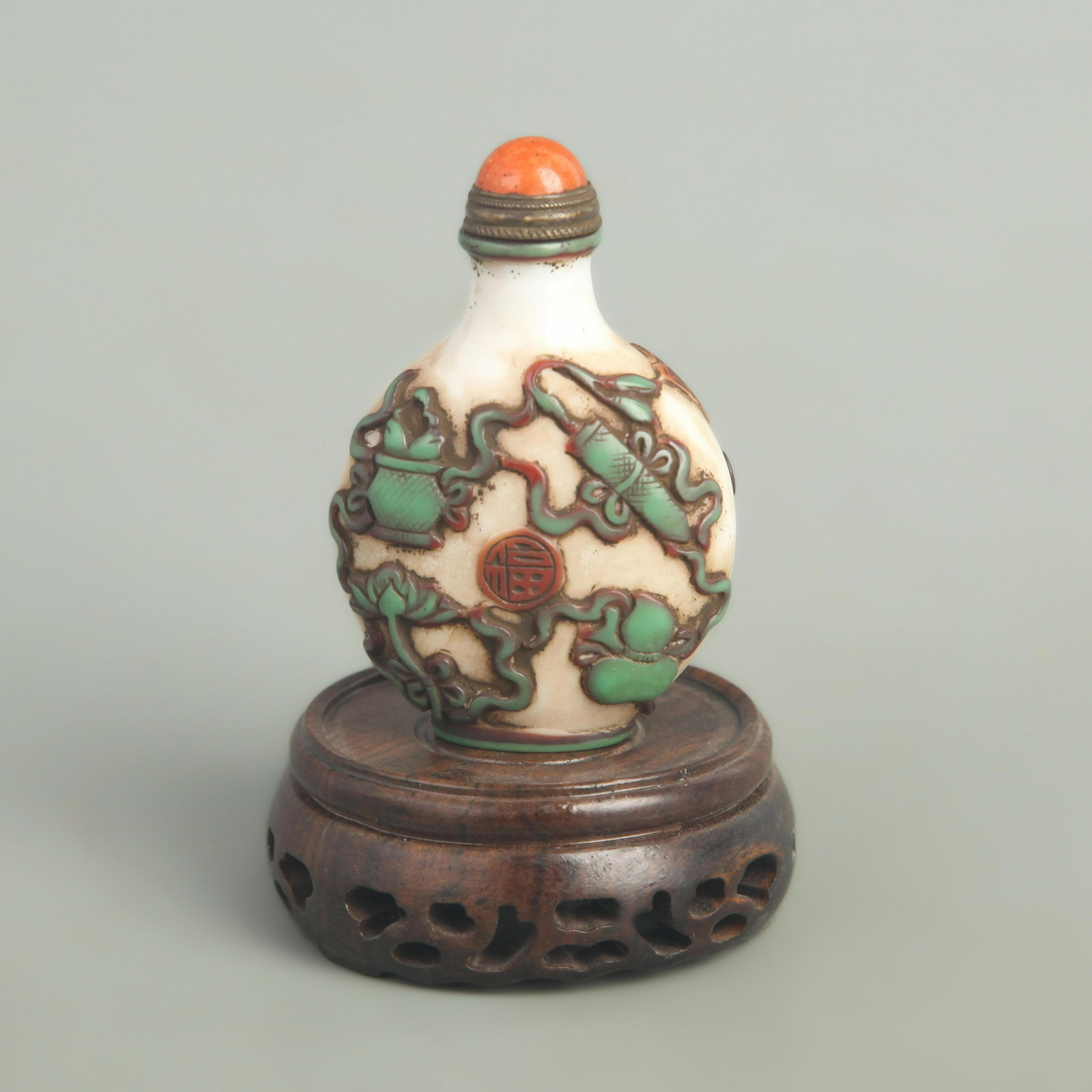A WHITE COLOR FLOWER CARVING SNUFF BOTTLE: Qing Dynasty, High: 3.00 inch; Width: 1.00 inch; Long: 2.00 inch