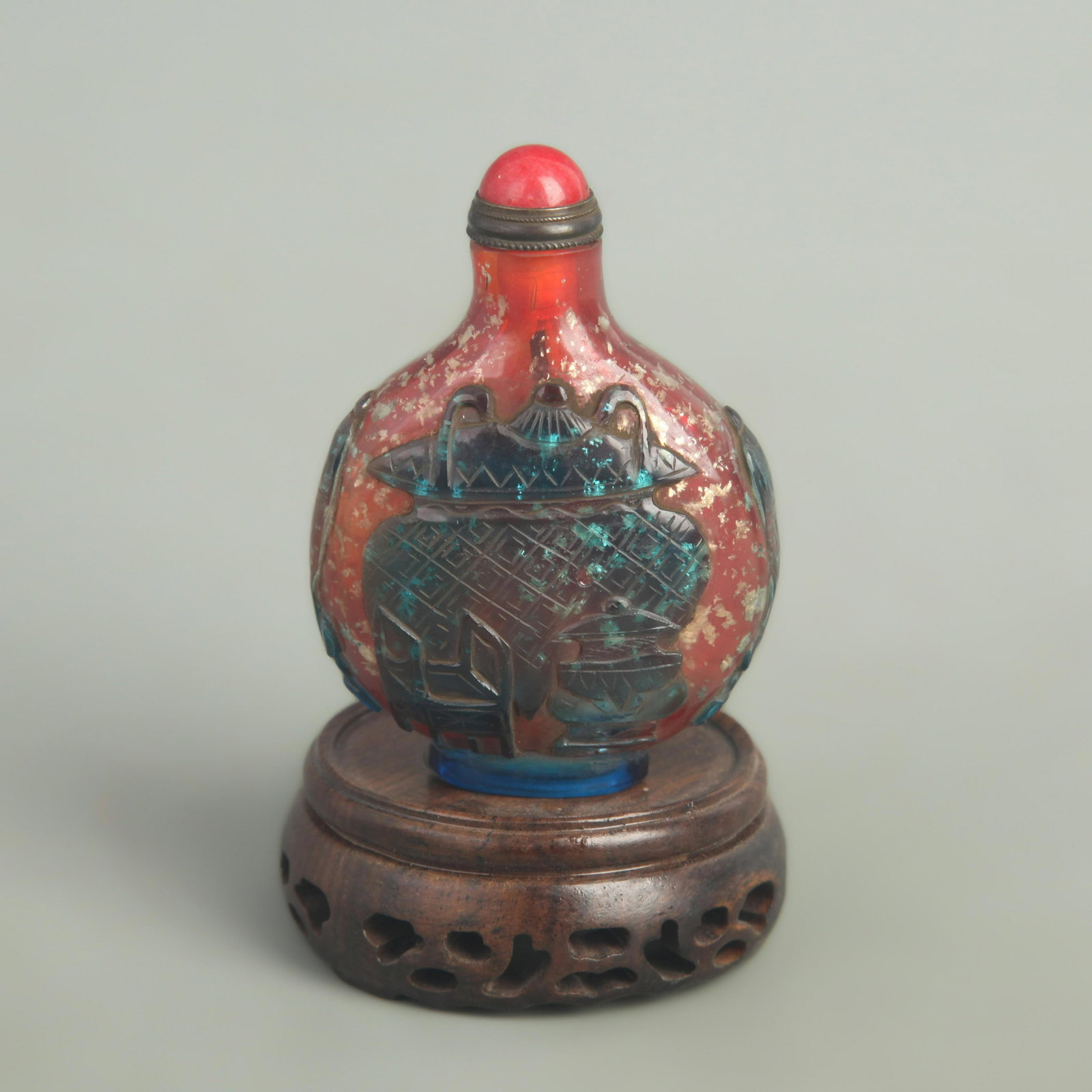 A RED COLOR FINELY CARVED SNUFF BOTTLE: Qing Dynasty, High: 3.2 inch; Width: 1.30 inch; Long: 2.50 inch