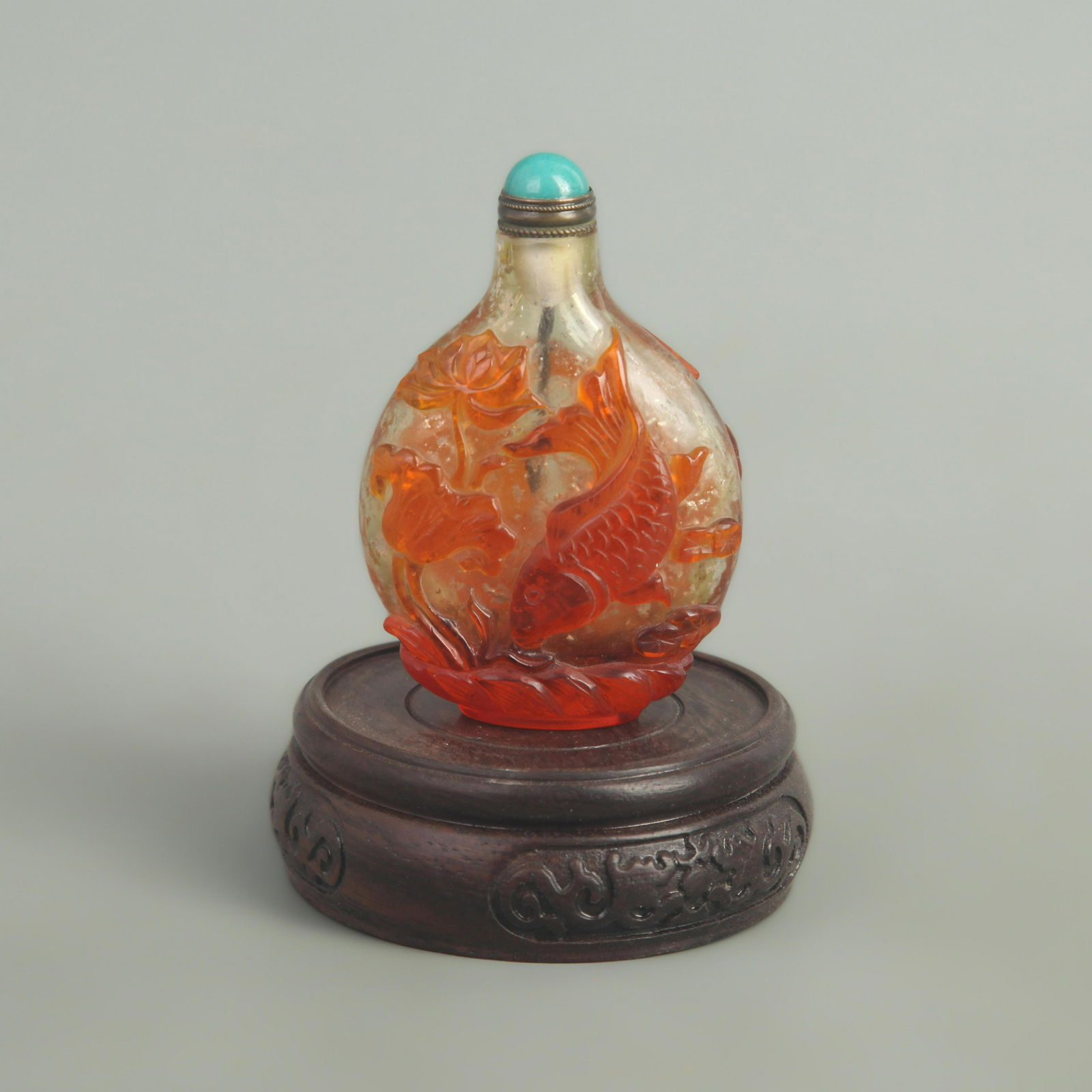 A FINE FISH PATTERN GLASS SNUFF BOTTLE (1 of 4)