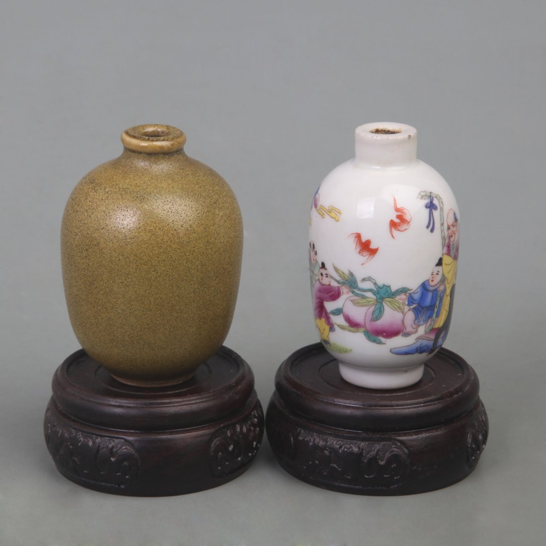 GROUP OF TWO PORCELAIN SNUFF BOTTLE (1 of 5)
