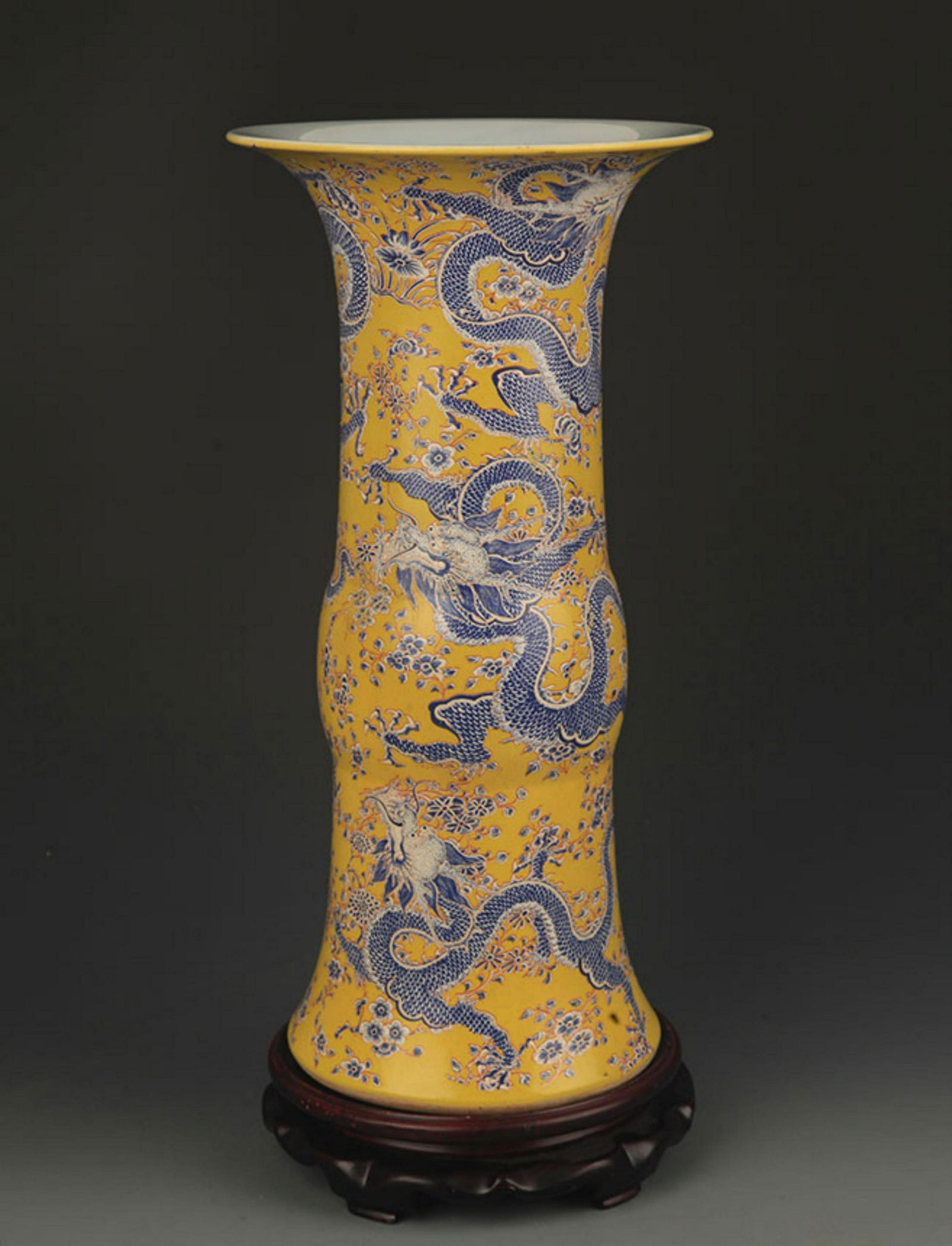 A YELLOW GLAZED FAMILLE ROSE FLOWER VASE (1 of 5)