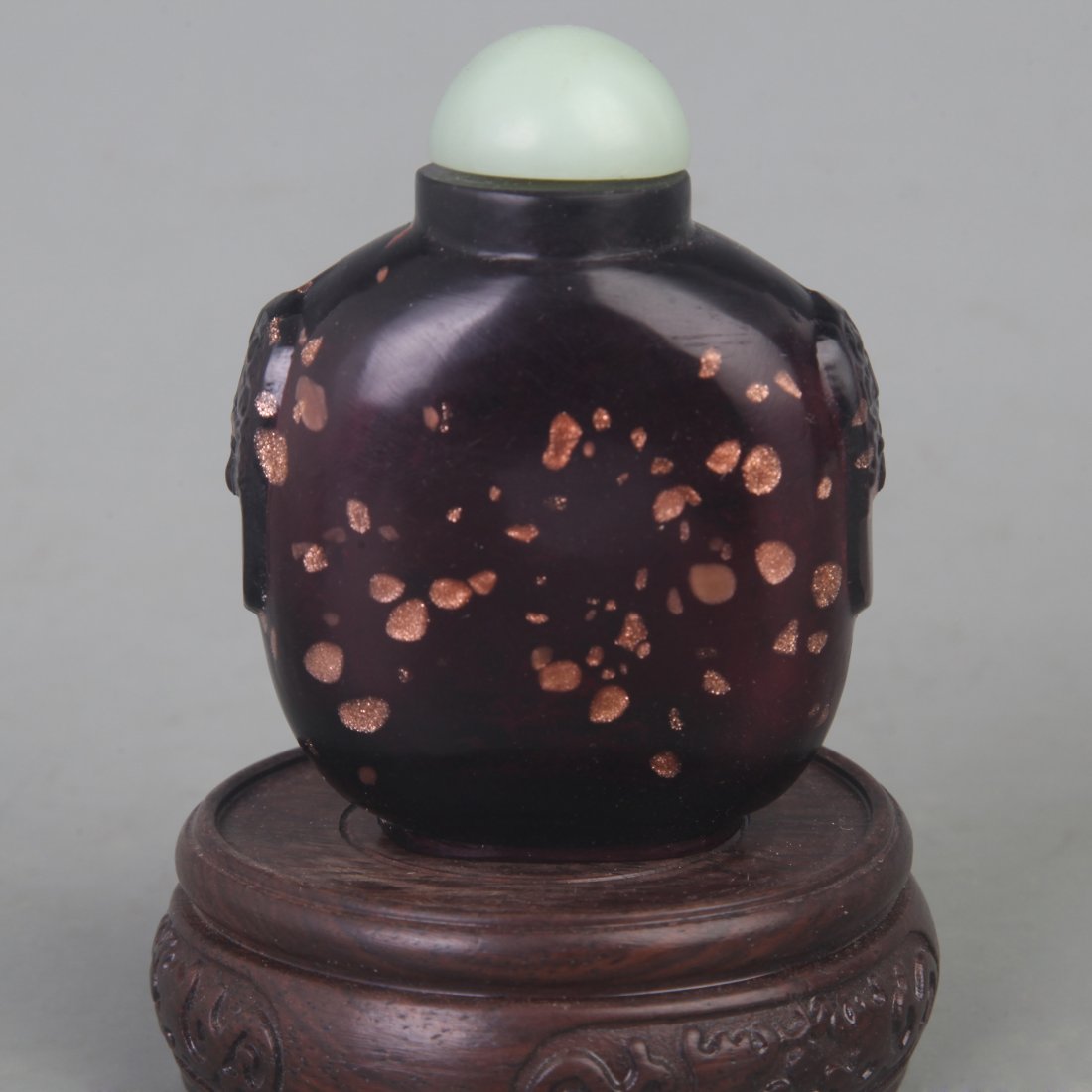 A PURPLE GLASS SNUFF BOTTLE: Modern, Long: 2.5 inch; Width: 1.3 inch; High: 3.0 inch
