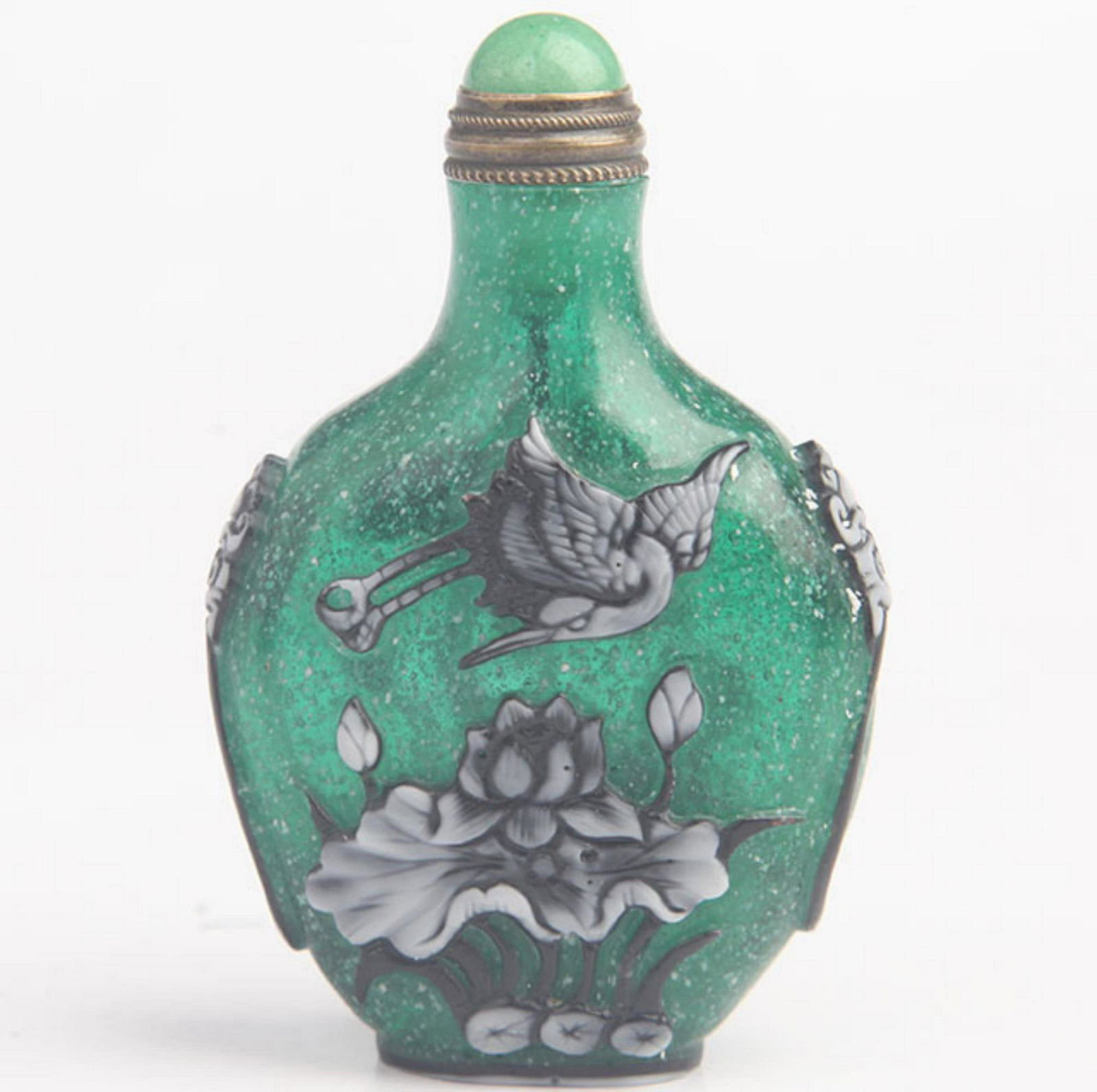 A FINE LOTUS PATTERN GLASS SNUFF BOTTLE (1 of 4)