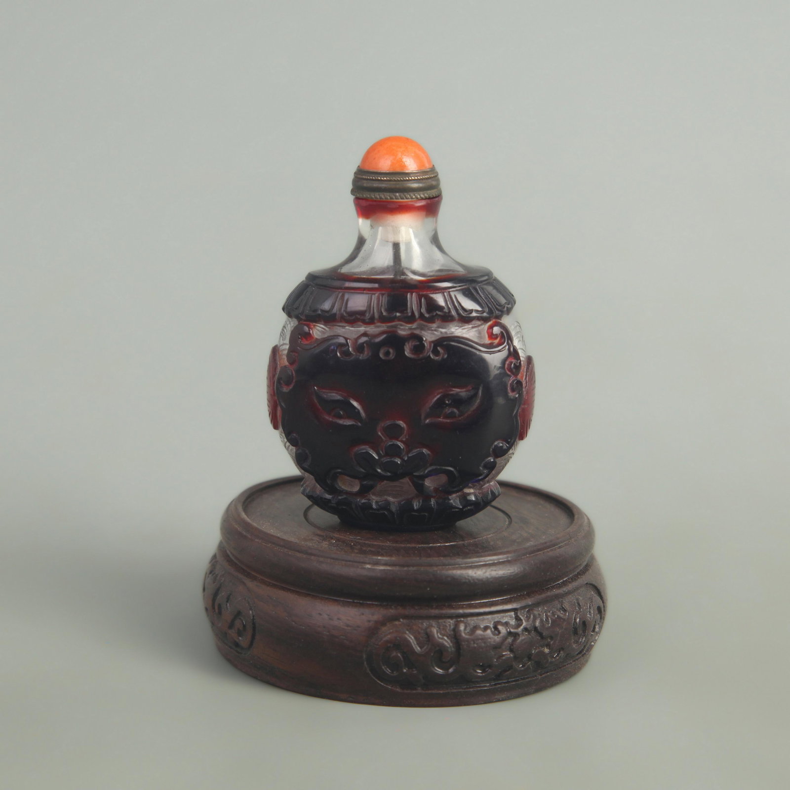A PURPLE GLASS SNUFF BOTTLE: Qing Dynasty, High: 3.00 inch; Width: 1.10 inch; Long: 1.80 inch