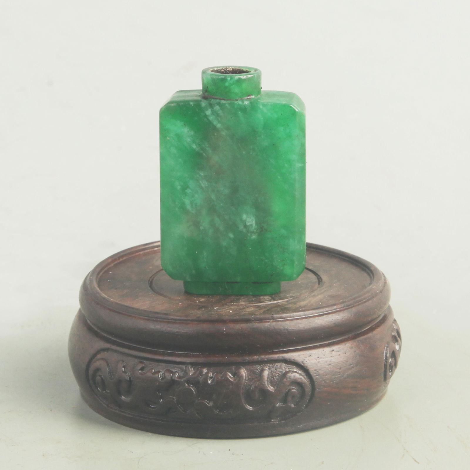 A FINE JADEITE MADE SNUFF BOTTLE (1 of 3)