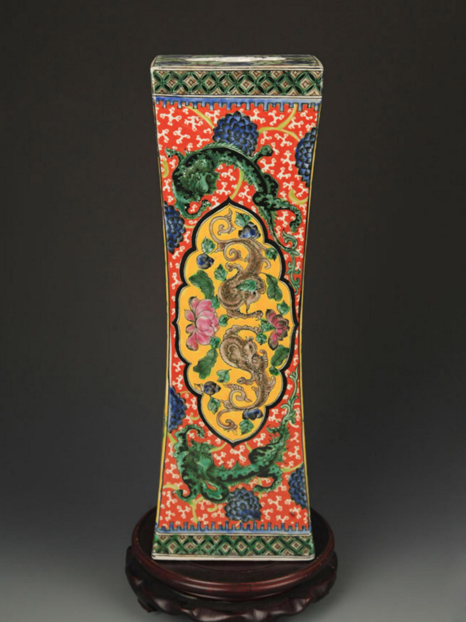 A FAMILLE VERTE DRAGON AND PHOENIX PILLOW: Qing Dynasty, High: 17.0 inch; Width: 5.5 inch