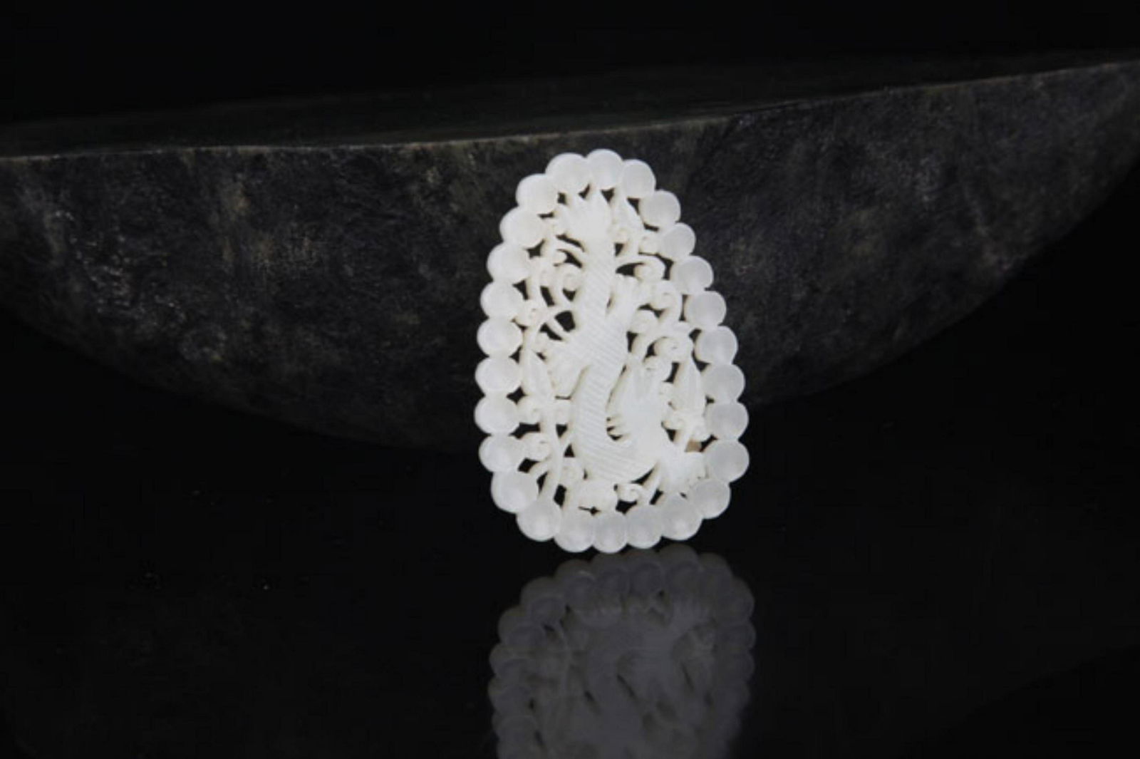 A FINE HE TIAN JADE PENDANT IN FIGURE OF DRAGON (1 of 2)