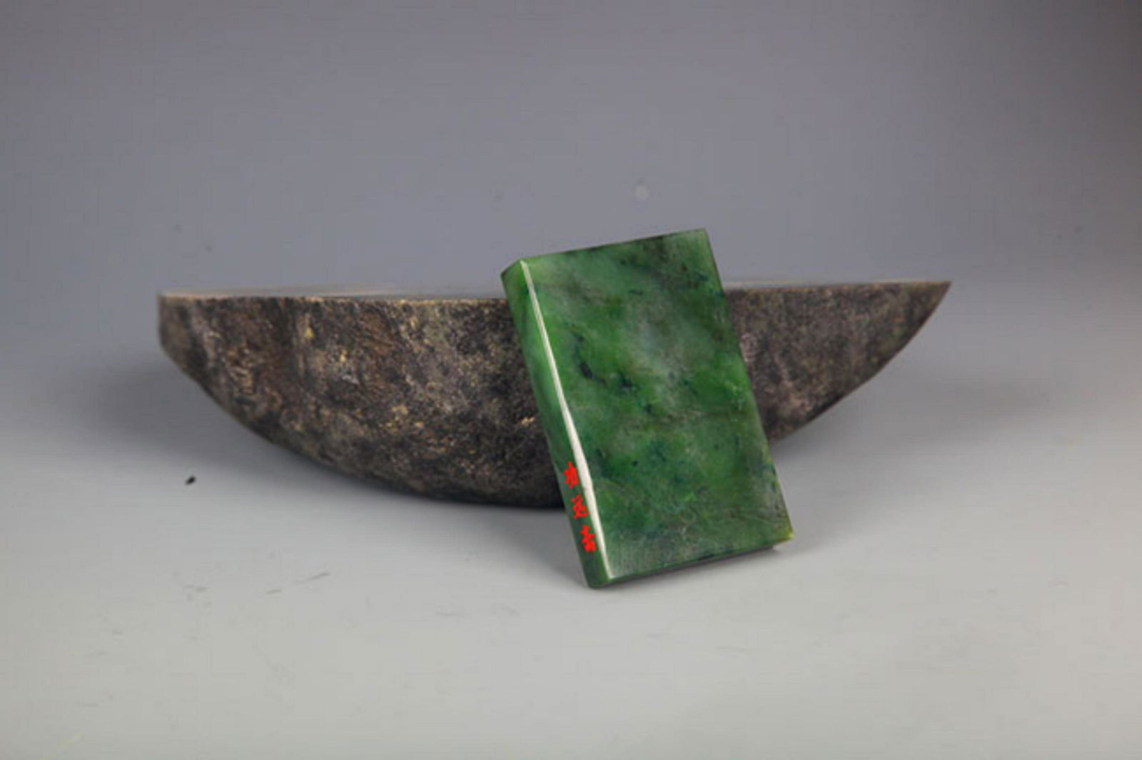 A FINE GREEN JADE PENDANT (1 of 5)