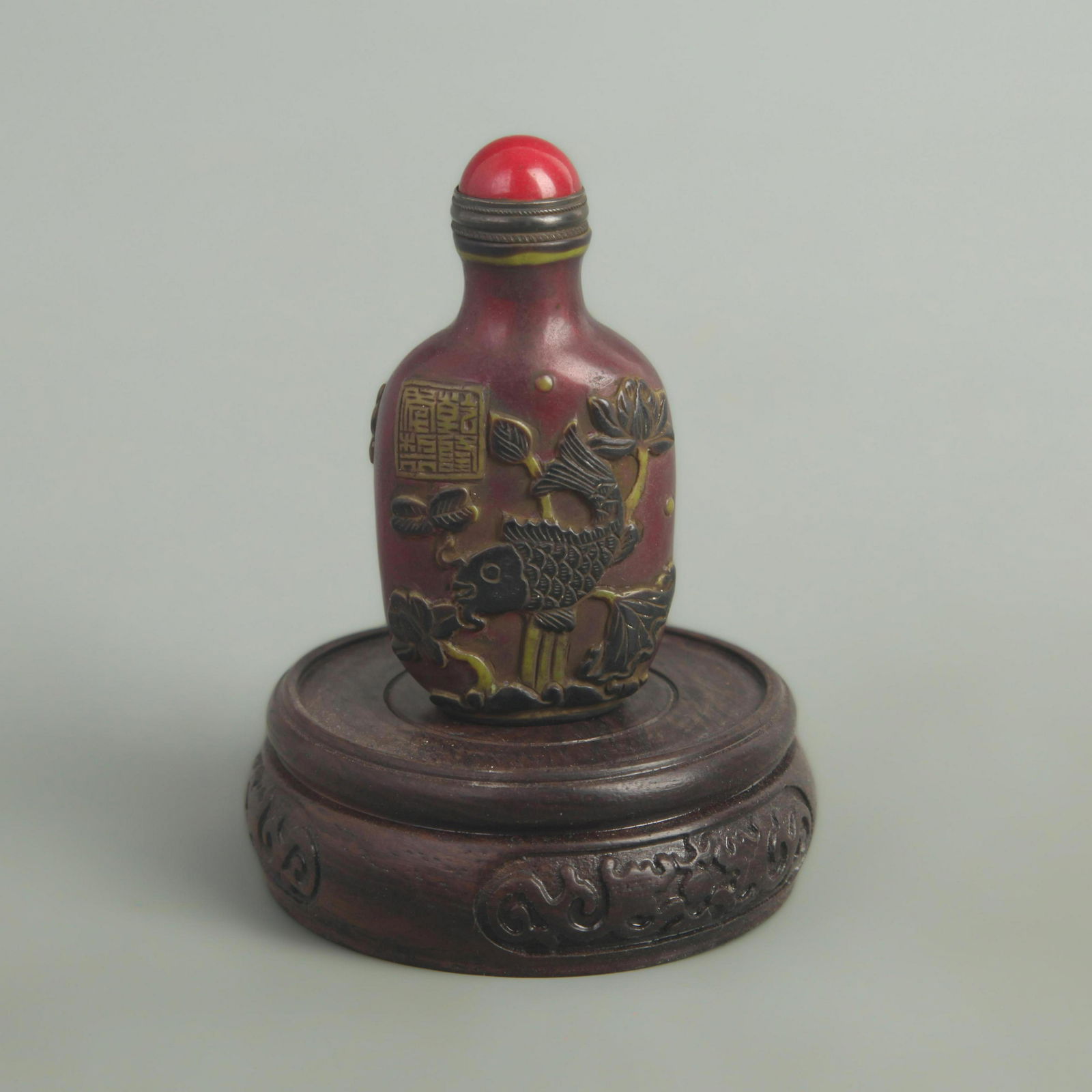 A FINE FISH CARVING GLASS MADE SNUFF BOTTLE (1 of 4)