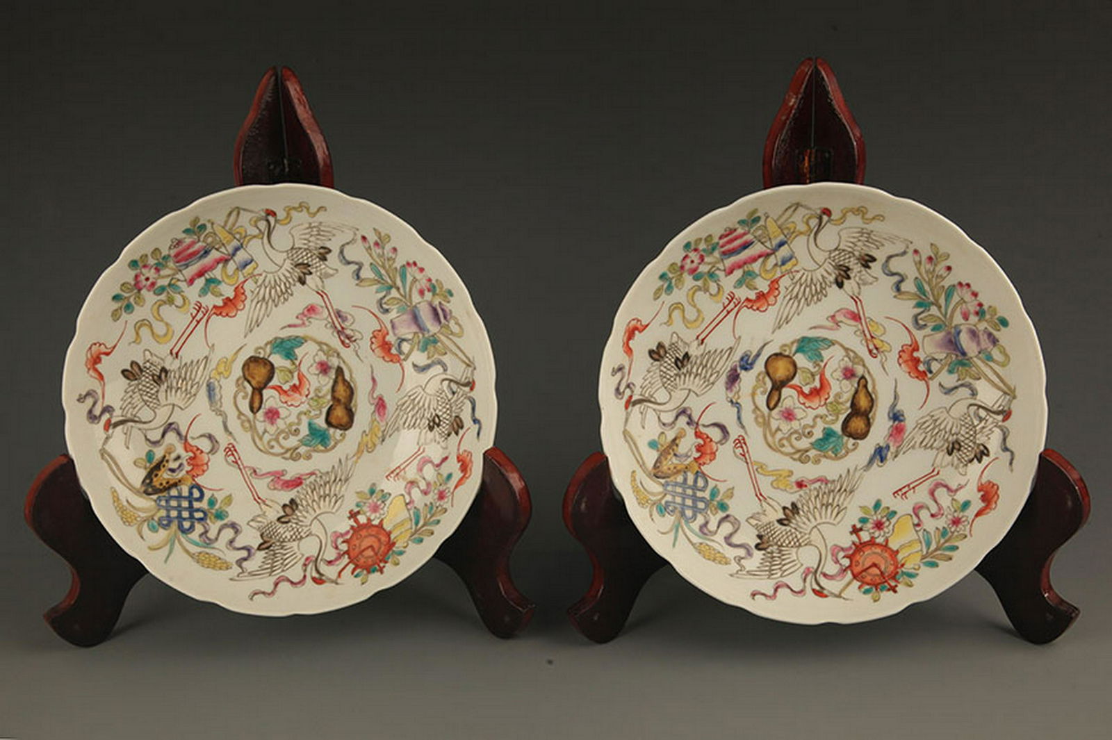 PAIR OF FAMILLE ROSE PORCELAIN PLATE (1 of 5)