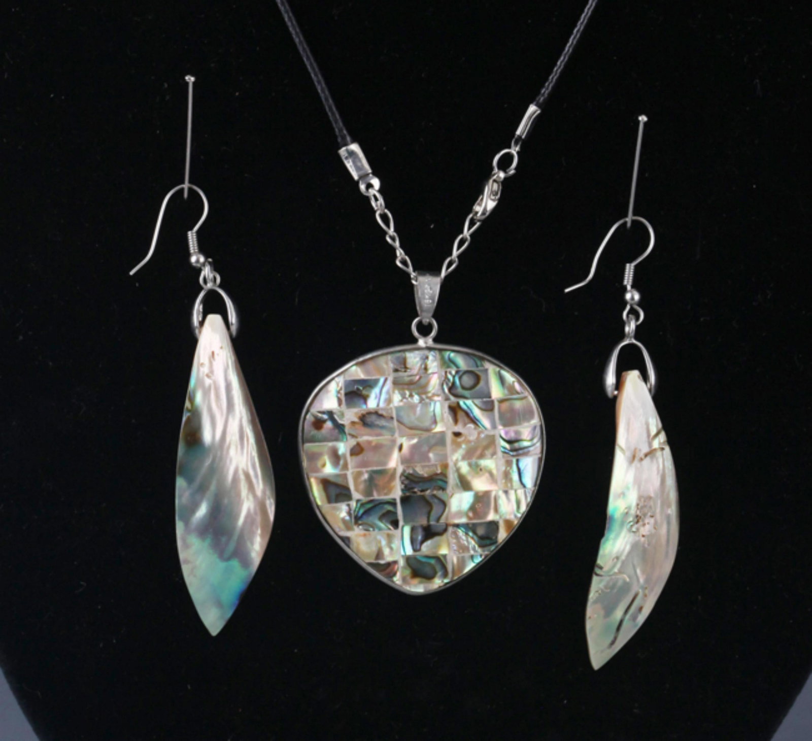 SET OF FINE SHELL MADE NECKLACE: Modern, Long:1.5 inch; Long:2.00 inch