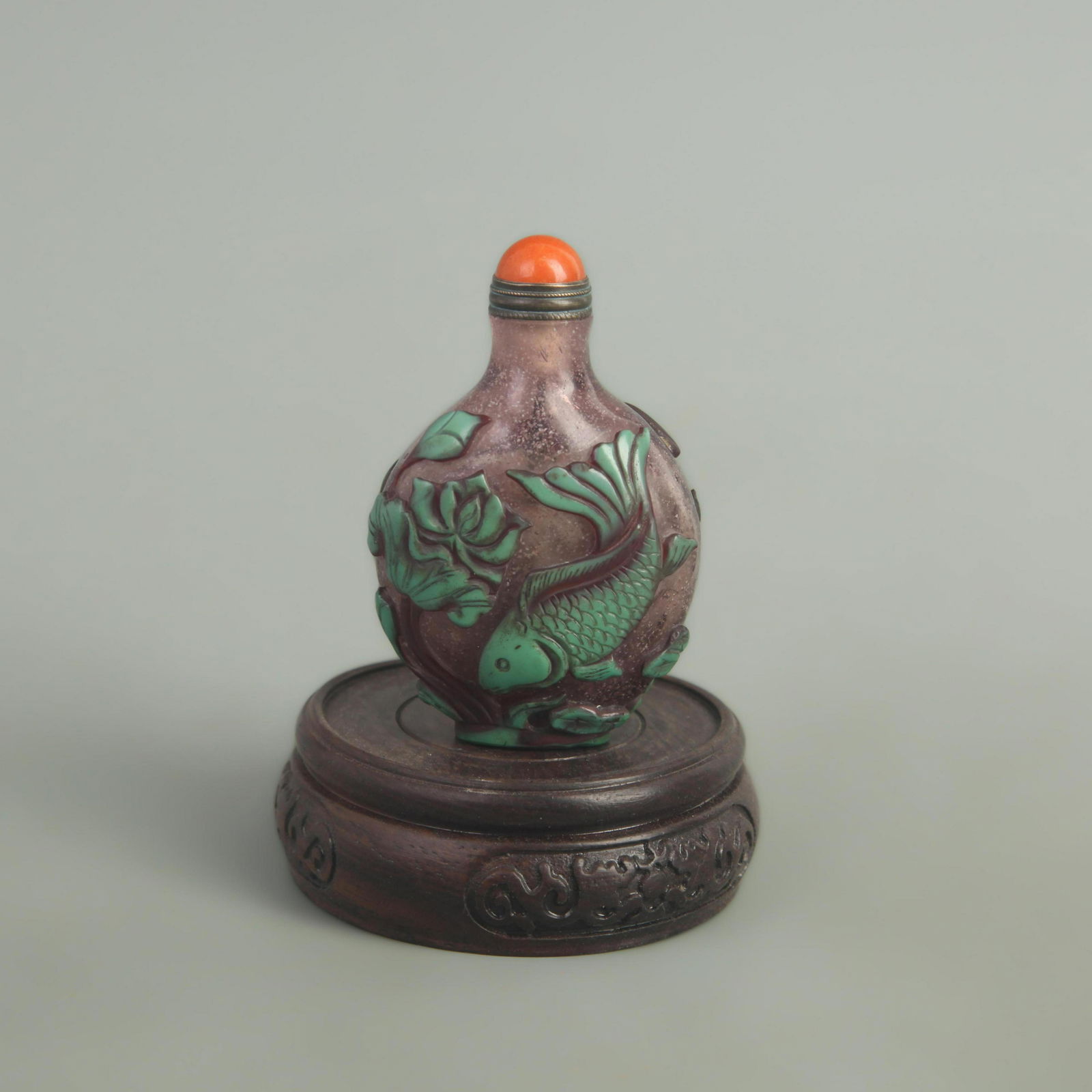 A FINE FISH CARVING GLASS MADE SNUFF BOTTLE (1 of 4)