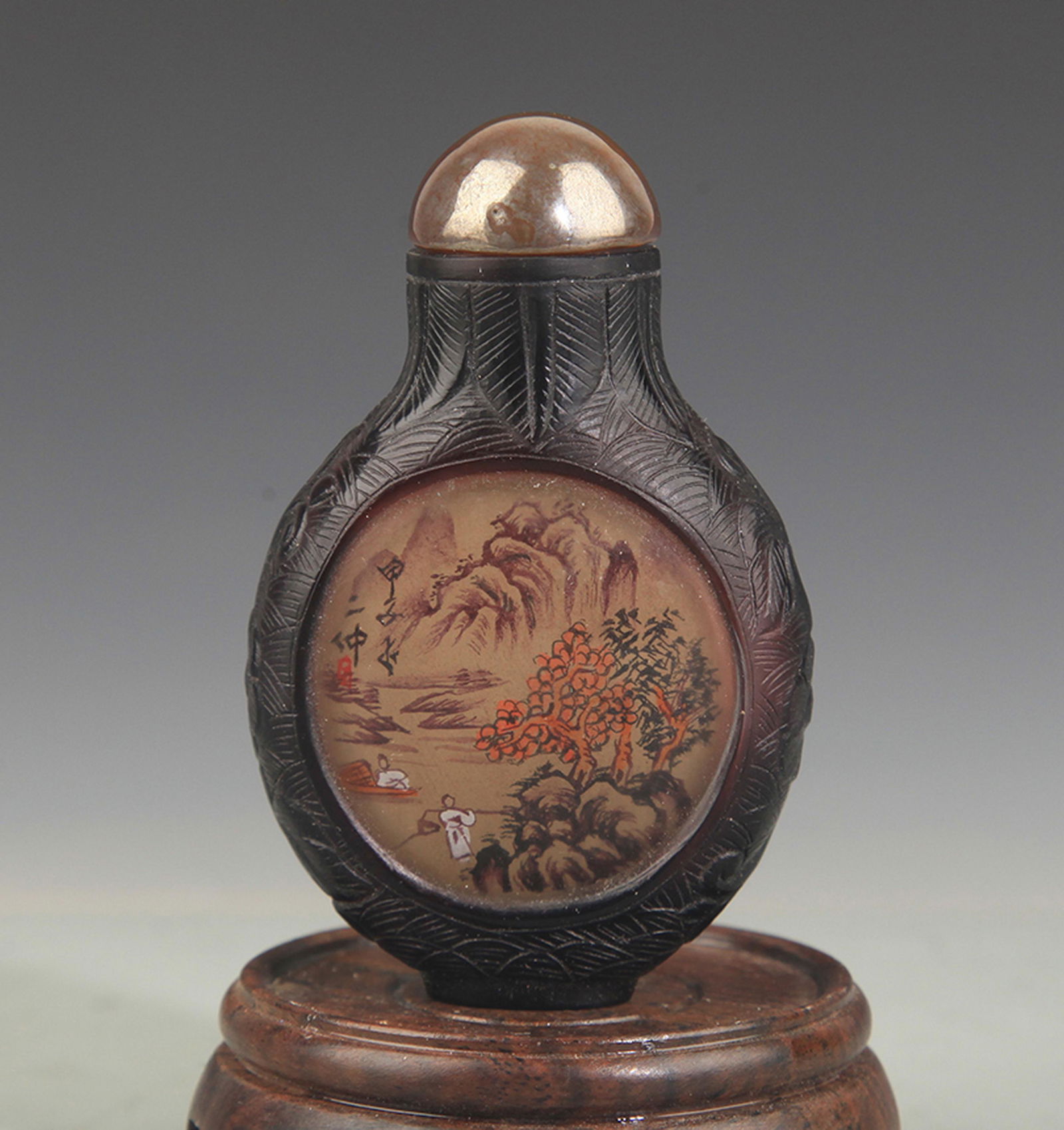 A FINE CHARACTER PAINTED GLASS SNUFF BOTTLE (1 of 3)