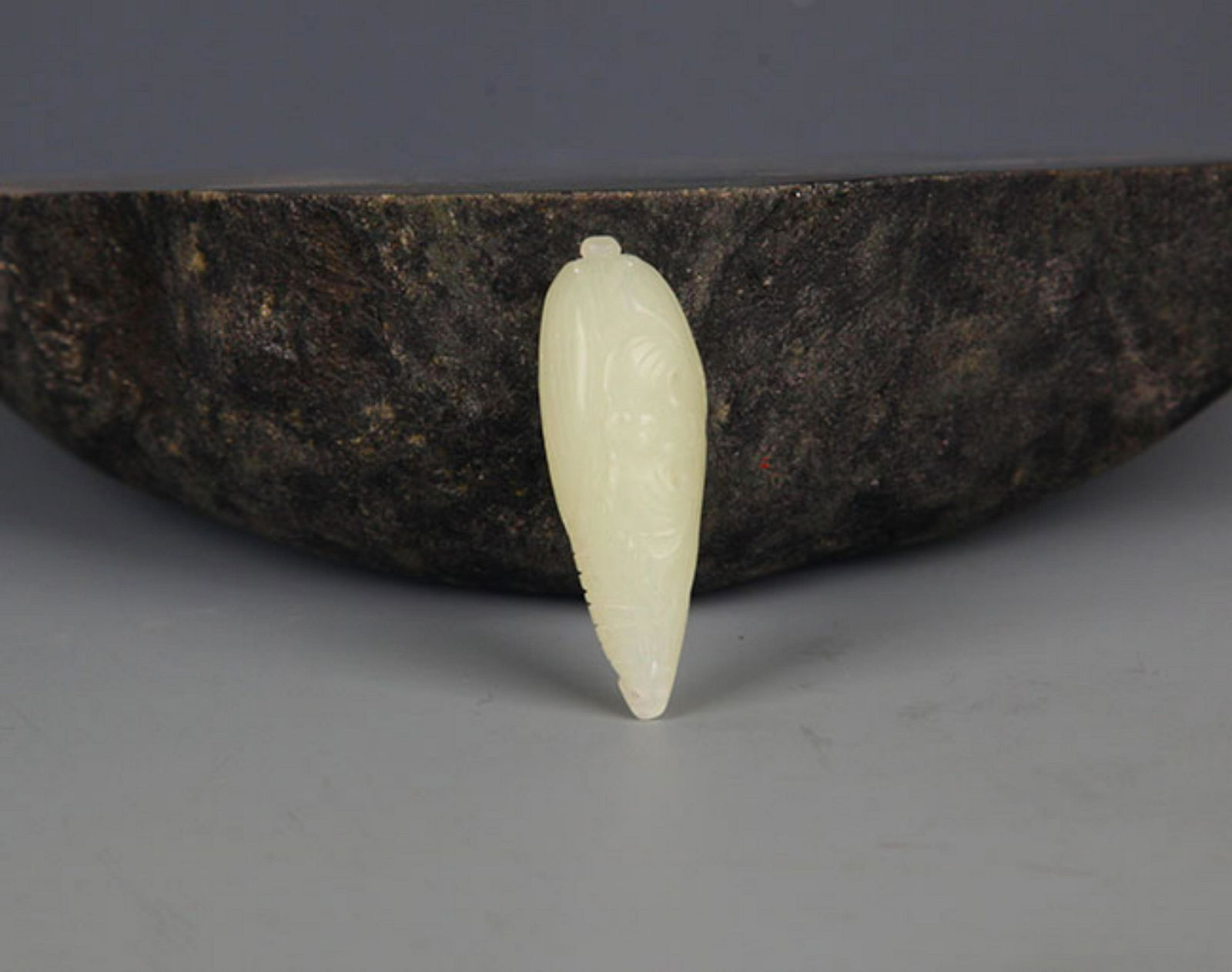 A FINE CORN SHAPED HETIAN GREENISH WHITE JADE PENDANT (1 of 4)