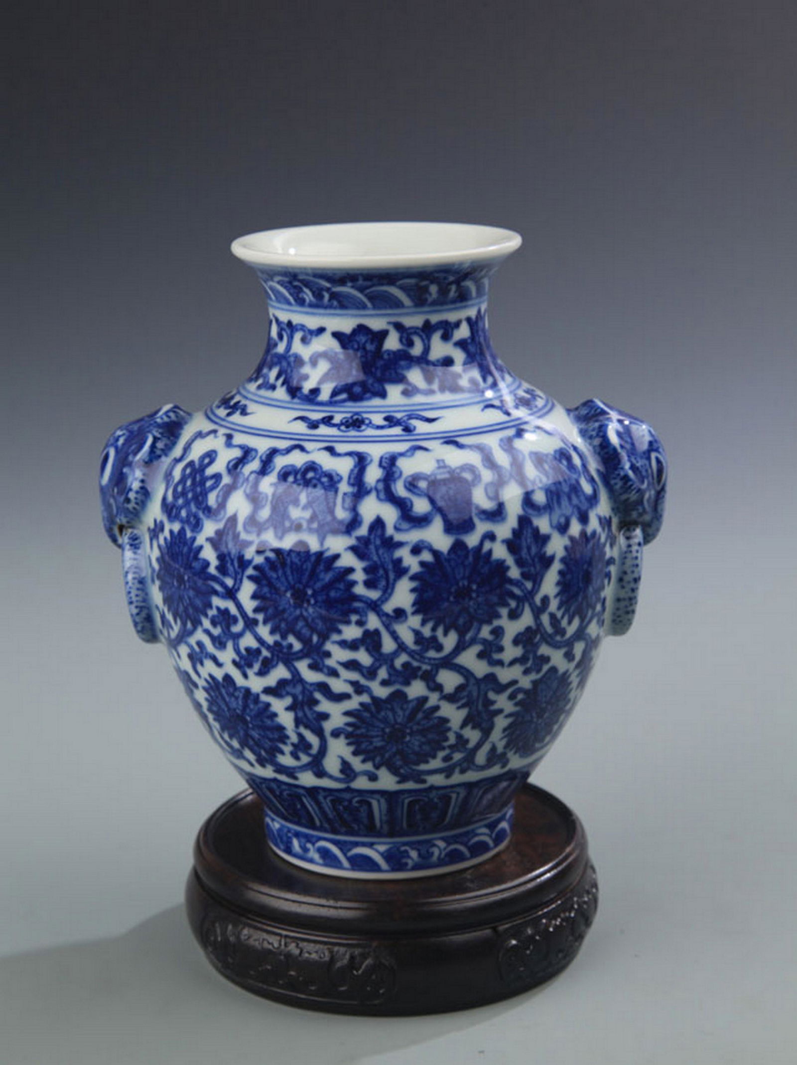 RARE BLUE AND WHITE FLOWER PATTERN VASE: Qing Dynasty, High: 5.75 inch; Diameter: 2.5 inch