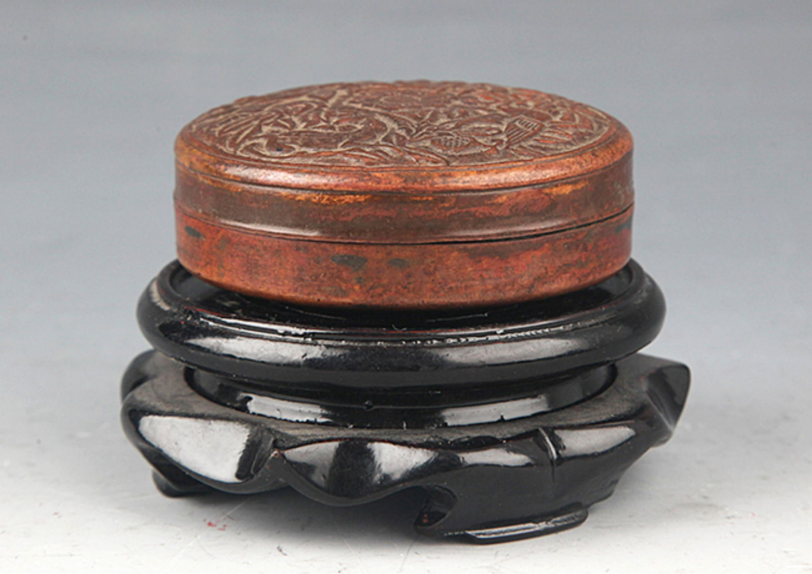 A FINELY FLOWER CARVED BRONZE BOX WITH COVER (1 of 5)