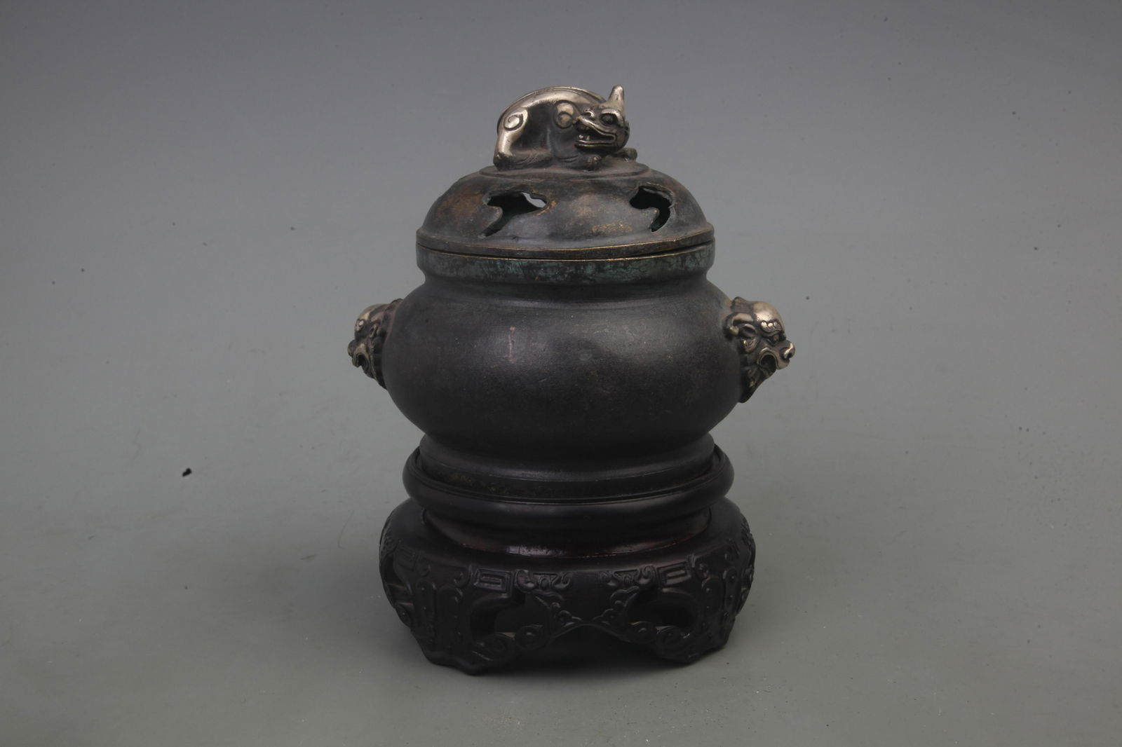 A FINE BRONZE ANIMAL TOP LION HANDLE BRONZE INCENSE BURNER (1 of 9)
