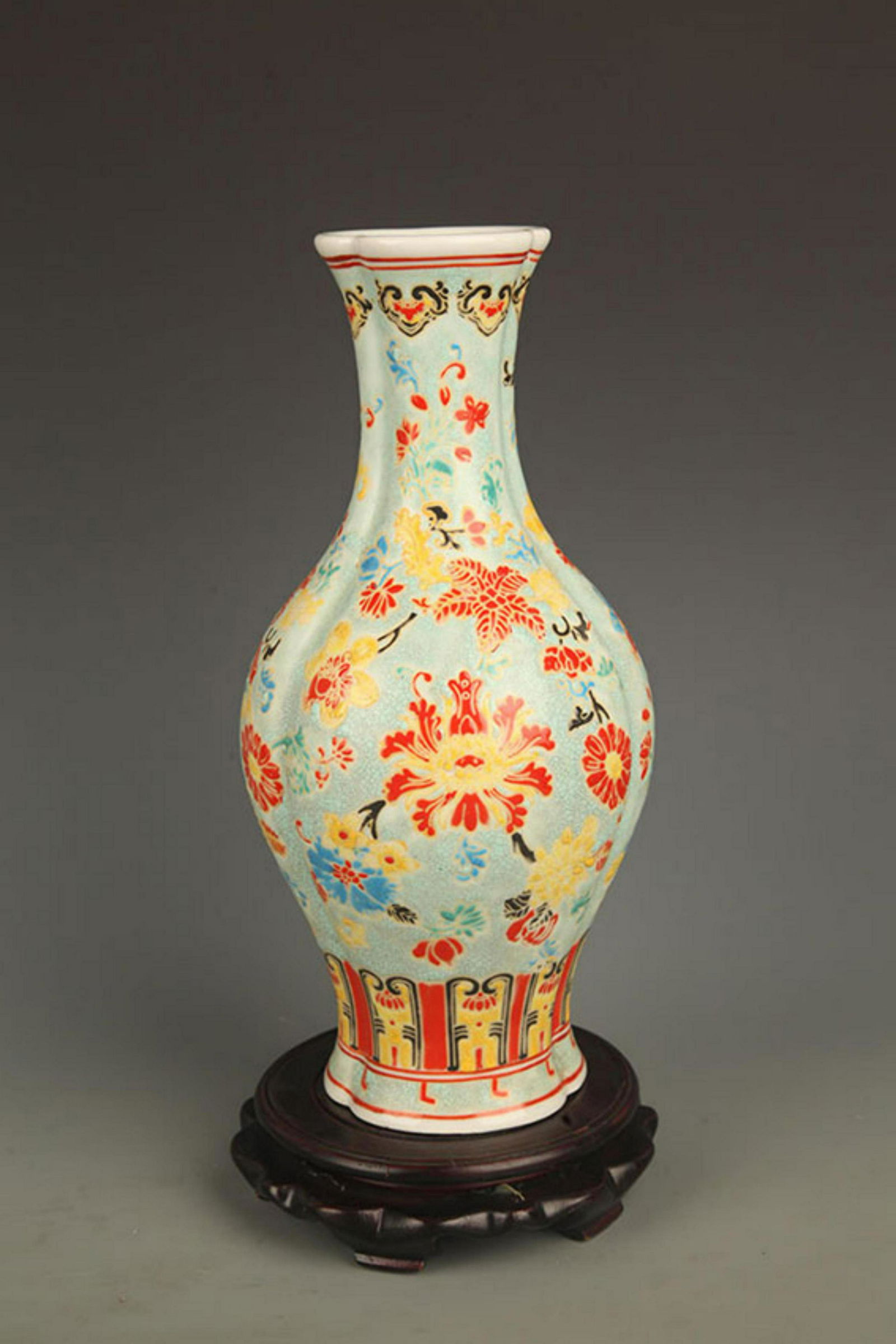 A FINE FAMILLE ROSE LOTUS FLOWER PATTERN PORCELAIN JAR (1 of 4)