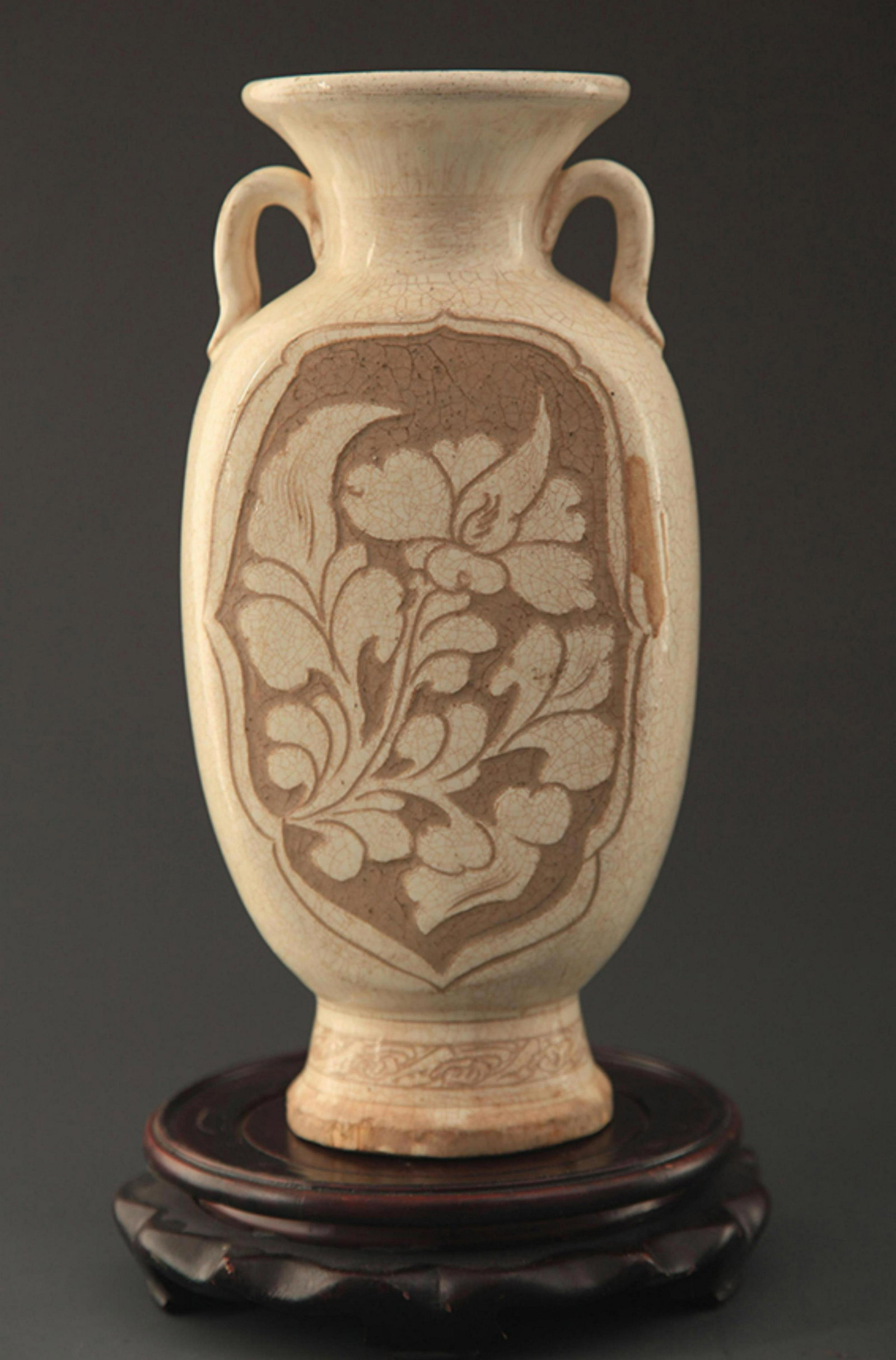 A CI ZHOU YAO FLOWER CARVING PORCELAIN BOTTLE: Song Dynasty, High: 11.00 inch; Width: 4.75 inch; Diameter: 4.0 inch