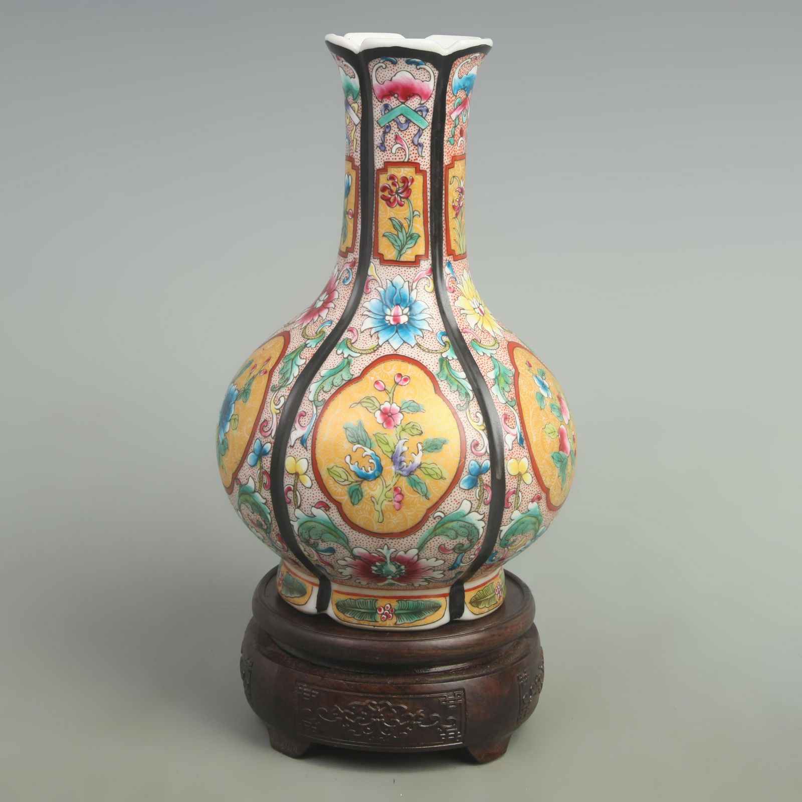 A FINE FAMILLE ROSE FLOWER PATTERN PORCELAIN BOTTLE (1 of 5)