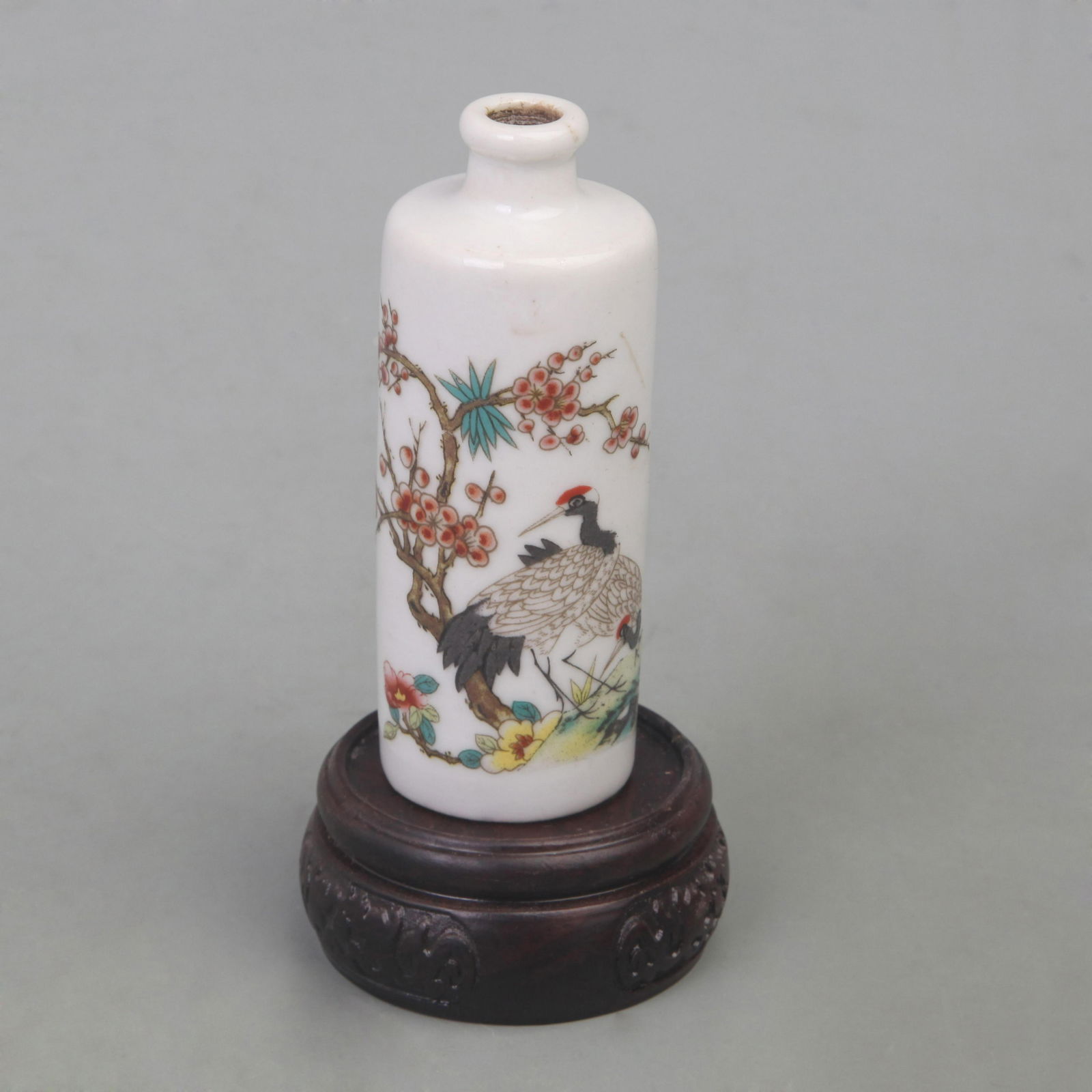 A FINE BIRD PATTERN PORCELAIN SNUFF BOTTLE (1 of 5)