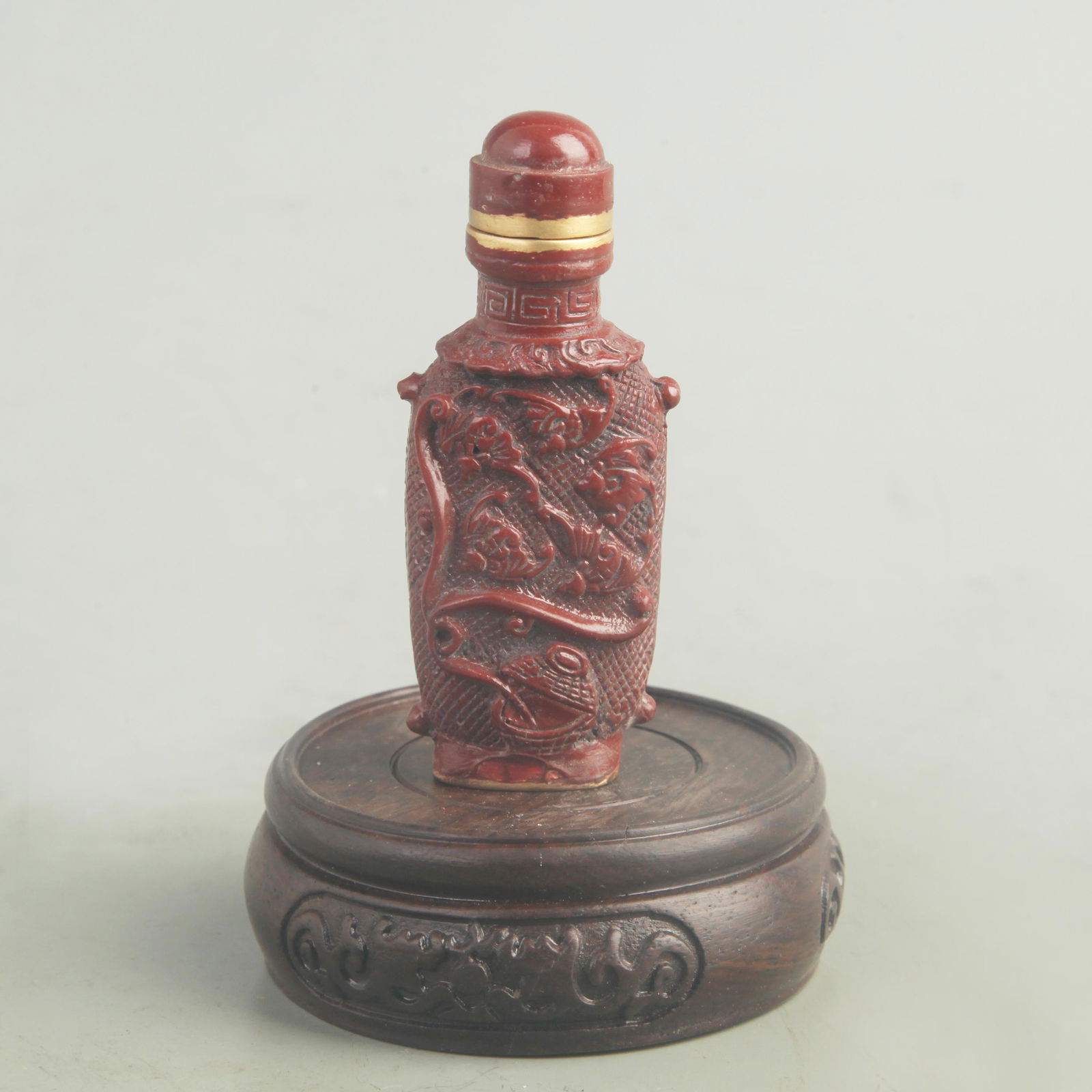 A FINE CARVED LACQUER BAT PATTERN SNUFF BOTTLE (1 of 4)