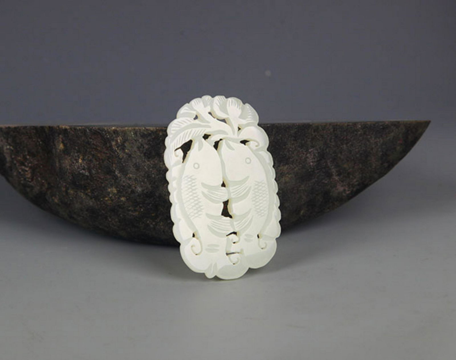 A FINE FISH PATTERN PALE CELADON JADE PENDANT (1 of 4)