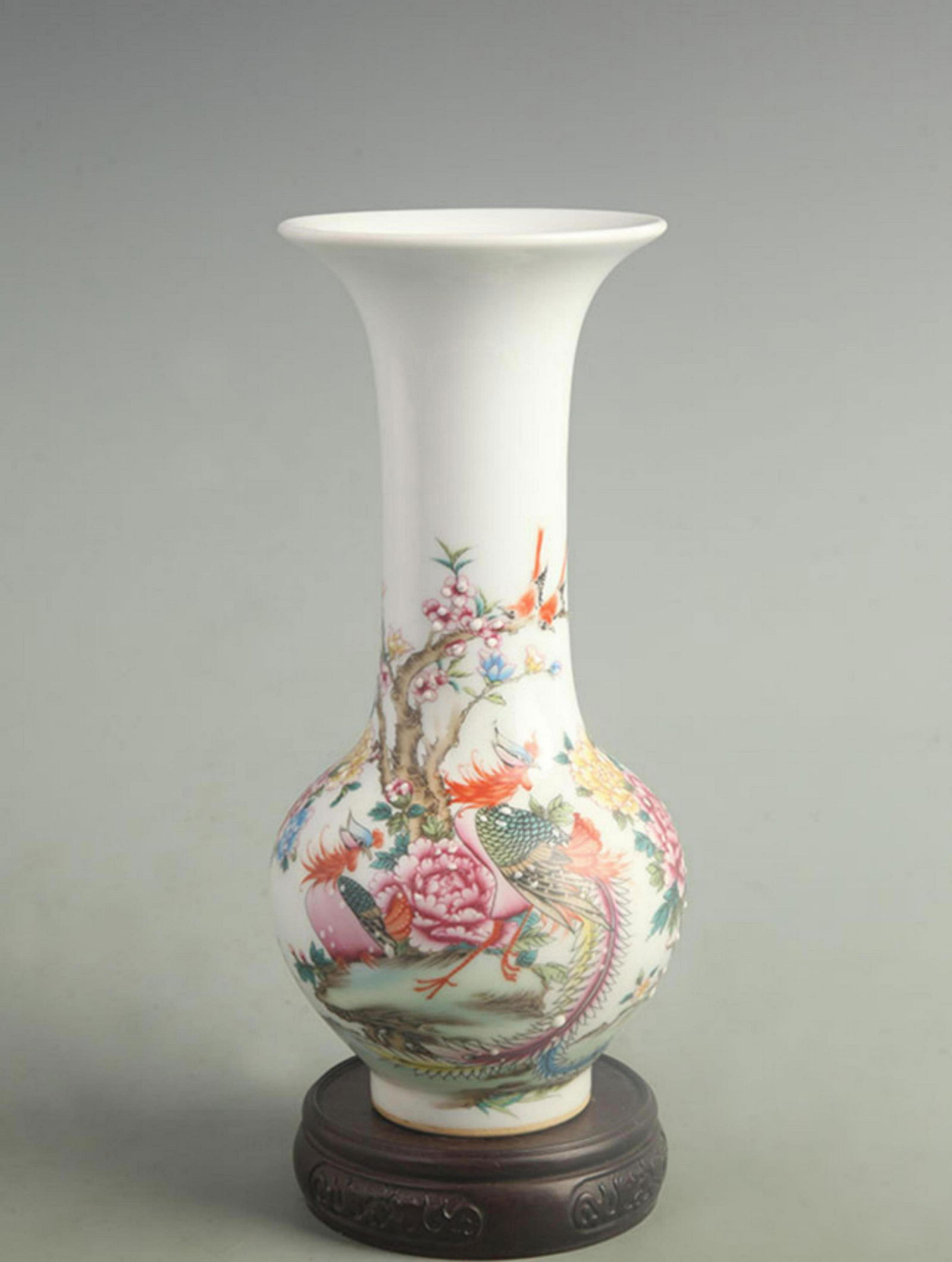A FINE FAMILLE ROSE FLOWER PATTERN PORCELAIN VASE (1 of 5)