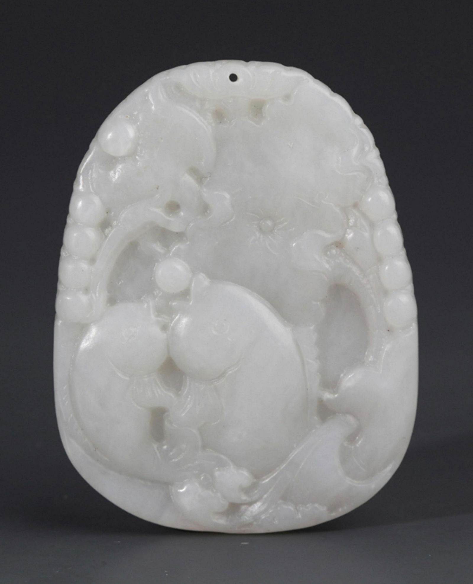 A FINE FISH CARVING PALE CELADON JADE PENDANT (1 of 3)