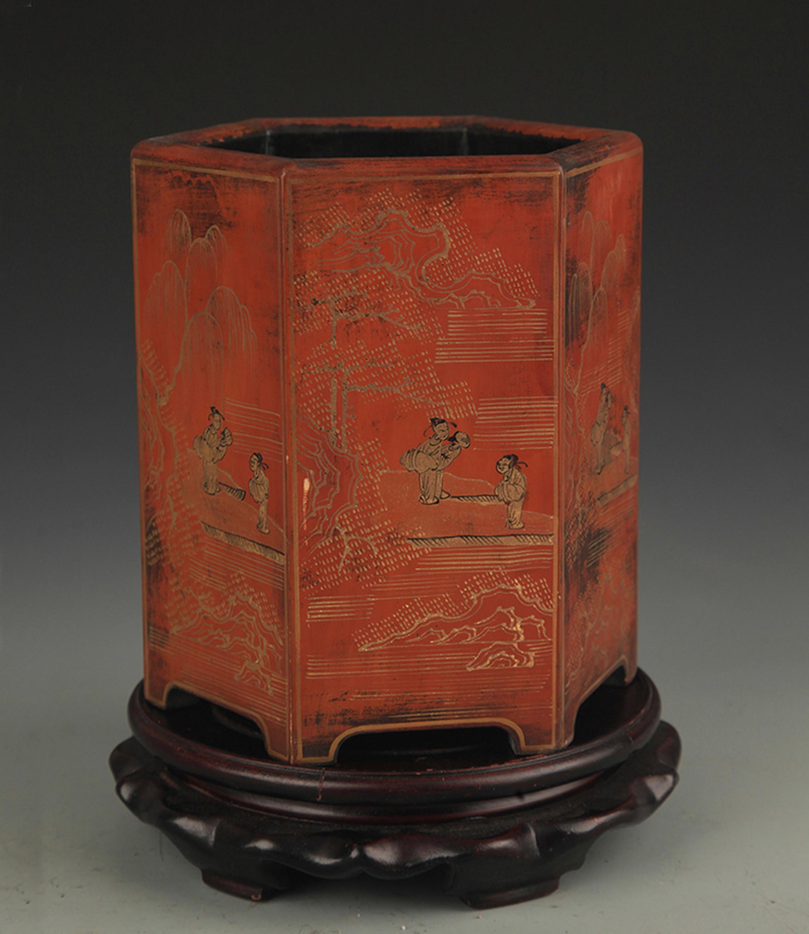 A GILT LACQUERED STORY PATTERN SIX SIDE PEN HOLDER: 18th Century, High:7.0 inch; Diameter: 5.25 inch