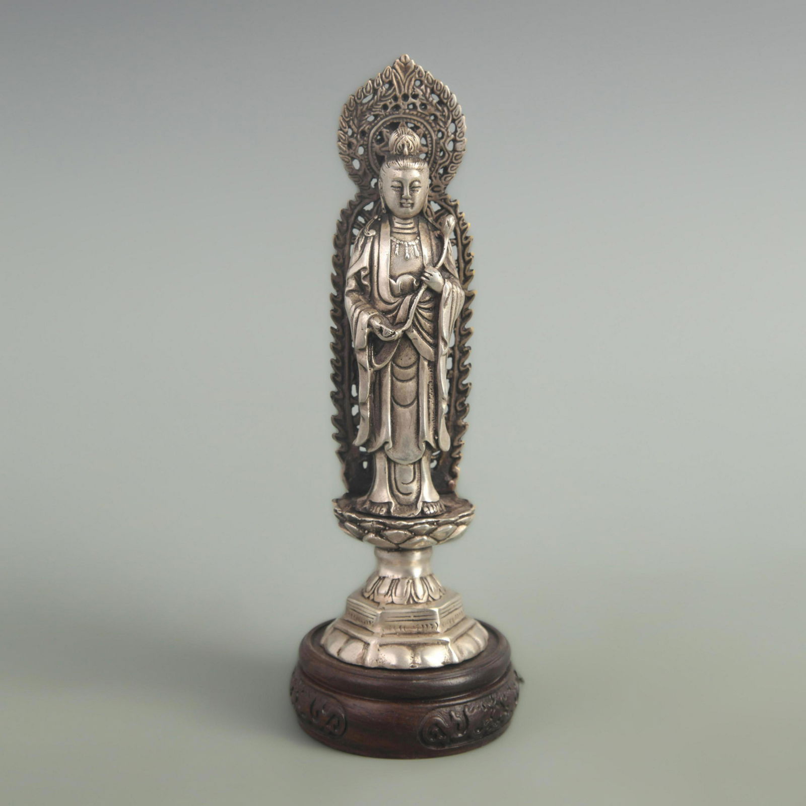 A FINE WHITE BRONZE GUAN YIN STATUE (1 of 5)