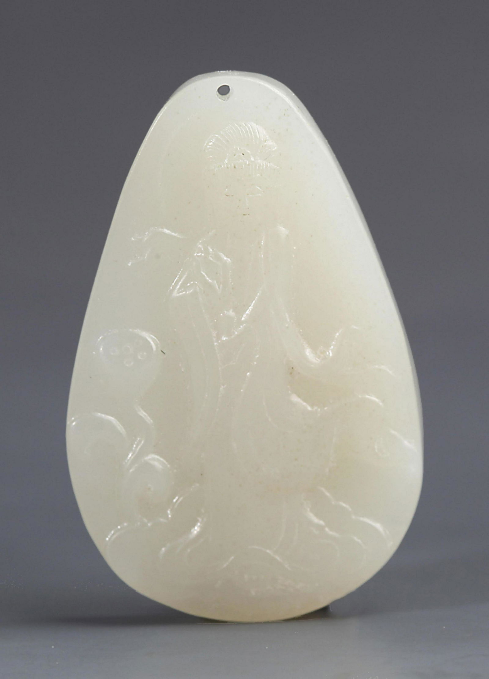 A FINE GUAN YIN FIGURE PALE CELADON JADE PENDANT PENDANT (1 of 4)
