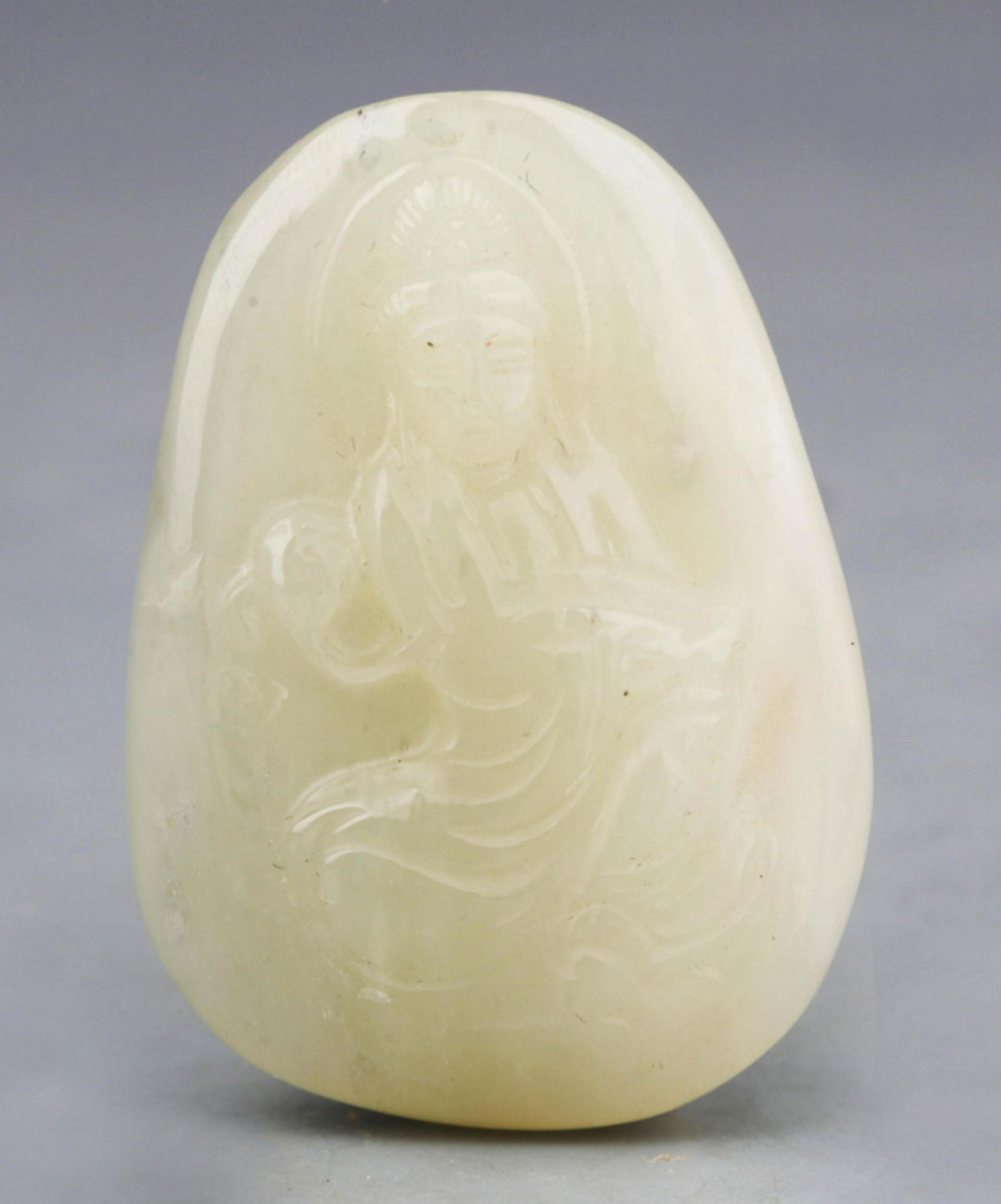 A FINE GUAN YIN STYLE PALE CELADON JADE PENDANT (1 of 3)