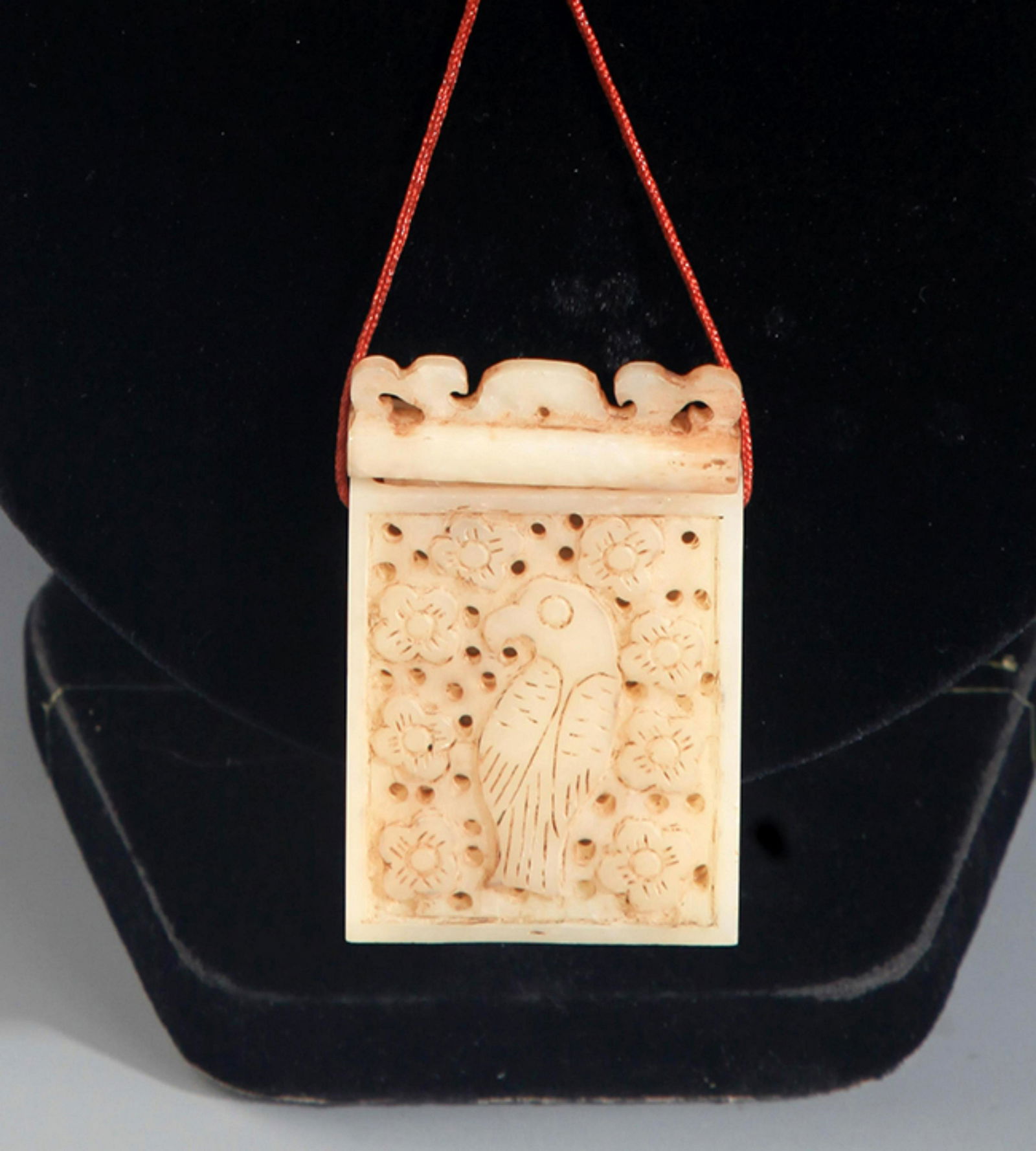 A FINE HOLLOW CARVING WHITE JADE BOX (1 of 5)