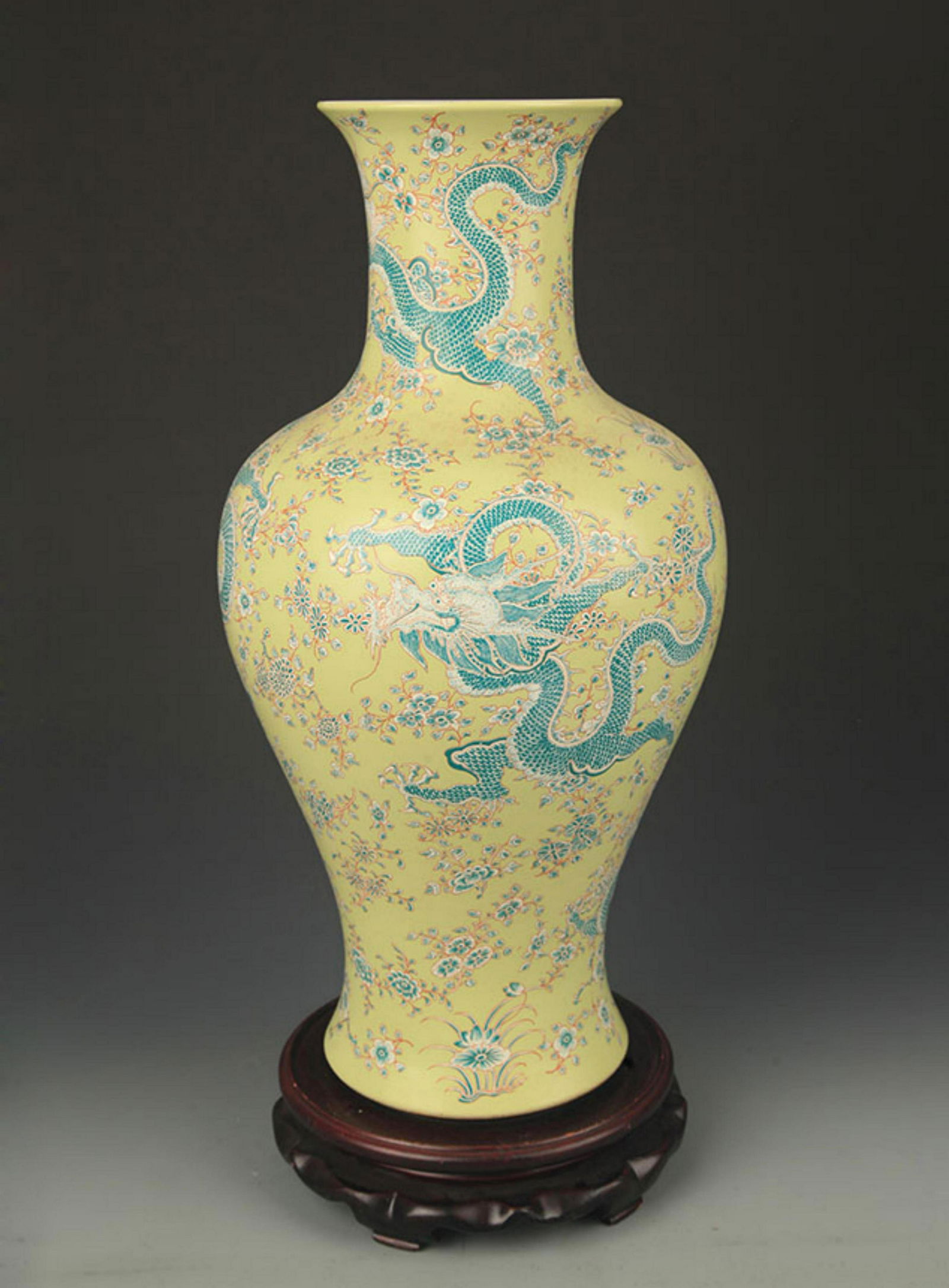 A FINE FAMILLE ROSE DRAGON PATTERN GUAN YIN VASE (1 of 5)