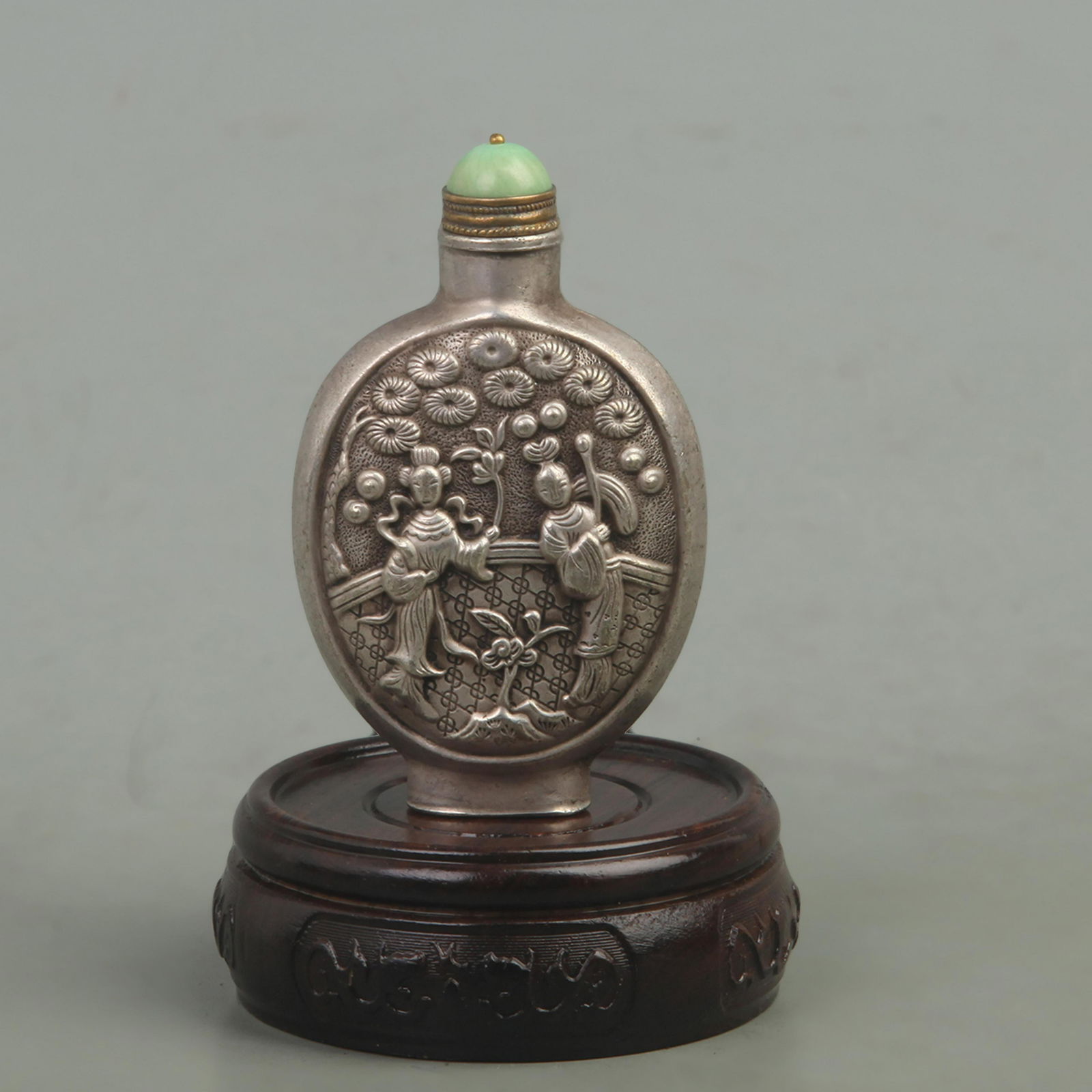 A FINE WHITE BRONZE CHARACTER PATTERN SNUFF BOTTLE (1 of 4)