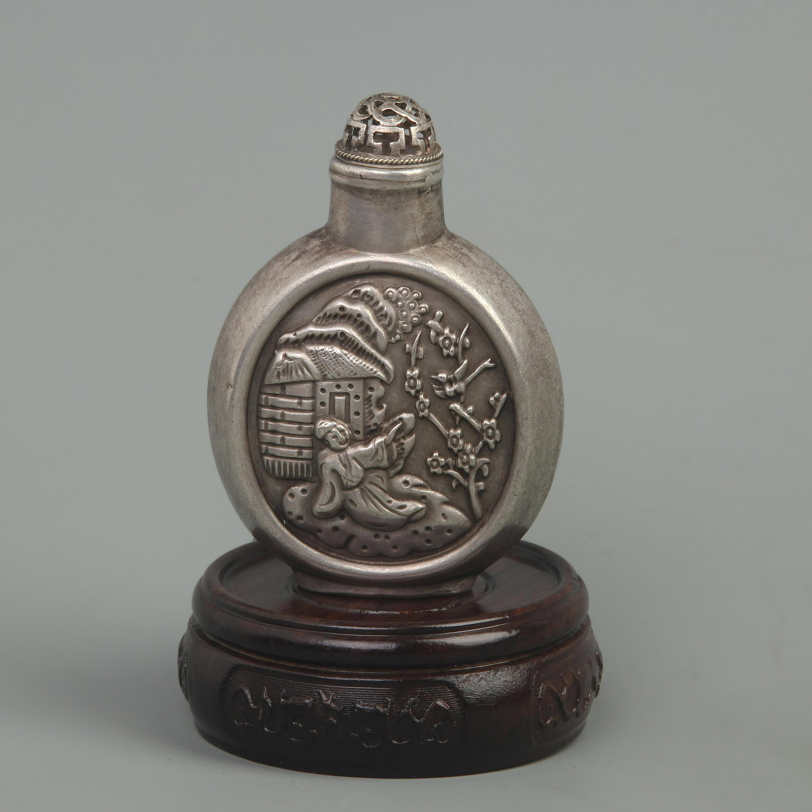 A FINE CHARACTER PATTERN WHITE BRONZE SNUFF BOTTLE (1 of 3)