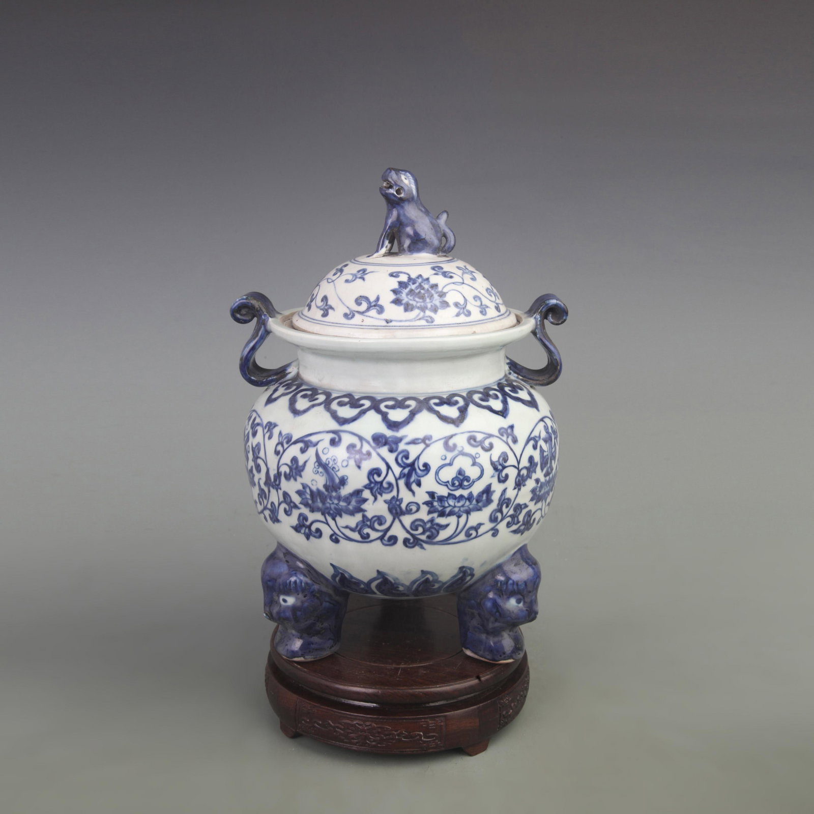 BLUE AND WHITE FLOWER PATTERN PORCELAIN CENSER: Ming Dynasty, Diameter: 8.0 inch; High: 11.5 inch