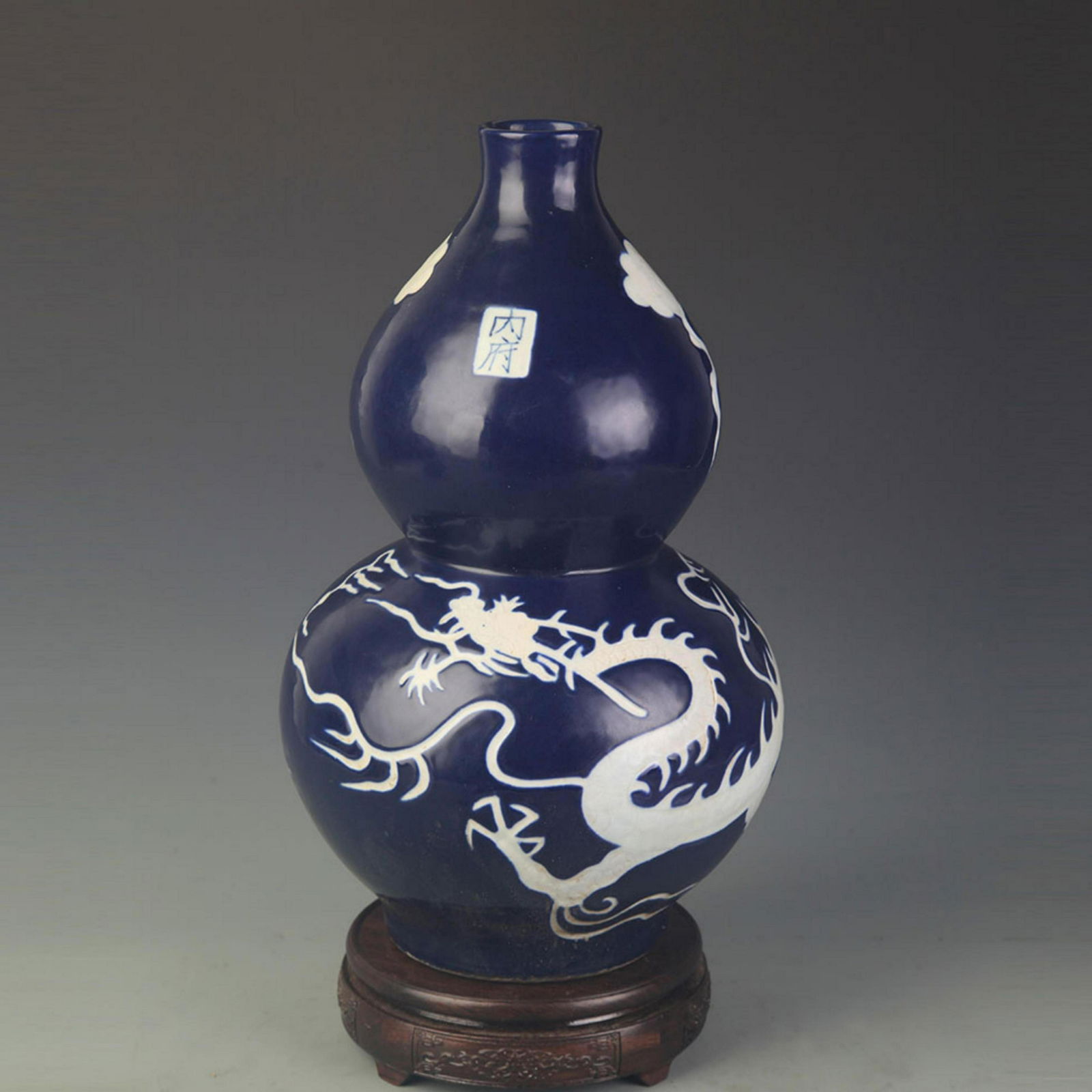 A BLUE GLAZED DRAGON PATTERN CALABASH VASE (1 of 5)