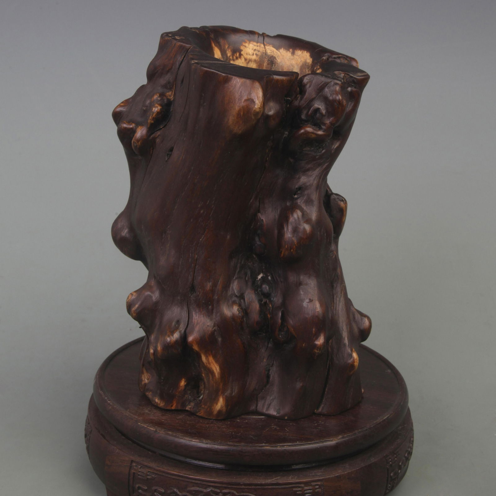 A FINE REDWOOD ROOT MADE CALLIGRAPHY BRUSH HOLDER (1 of 5)