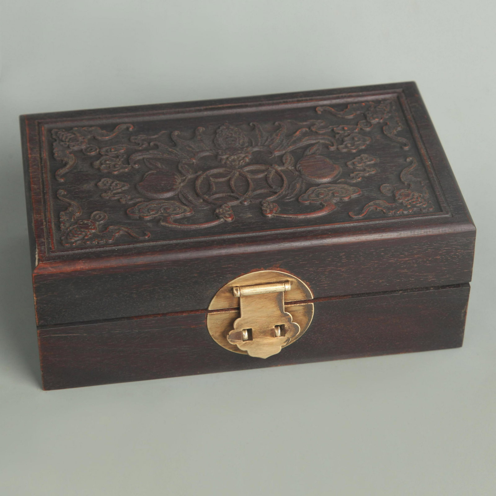 A FINELY CARVED ROSEWOOD MADE JEWELRY BOX: 20th Century, High: 3.00 inch; Width:4.50 inch; Long:7.75 inch