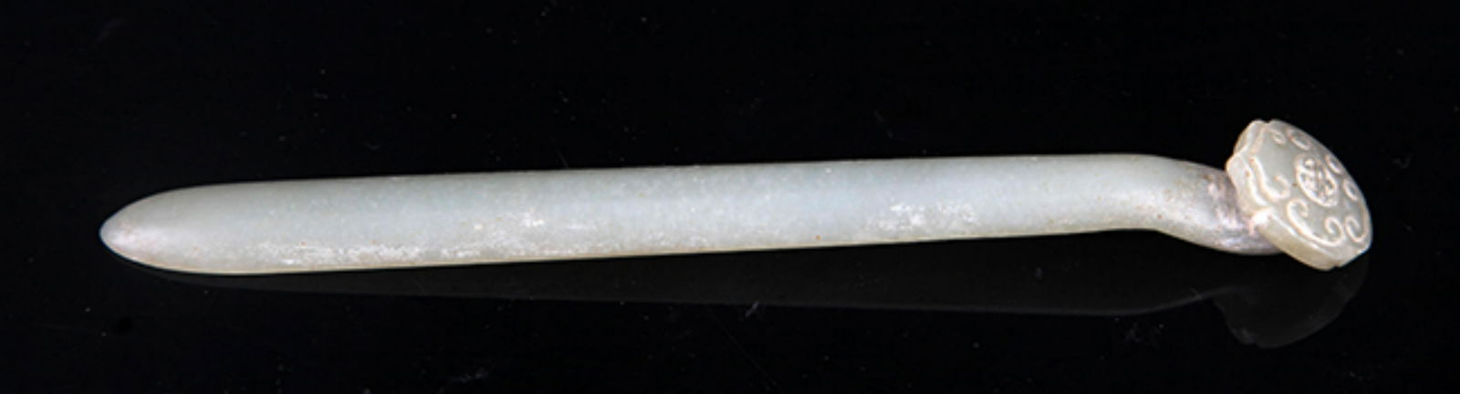 A FINELY CARVED HETIAN PALE CELADON JADE HAIR PIN: Qing Dynasty, Long: 5.75 inch
