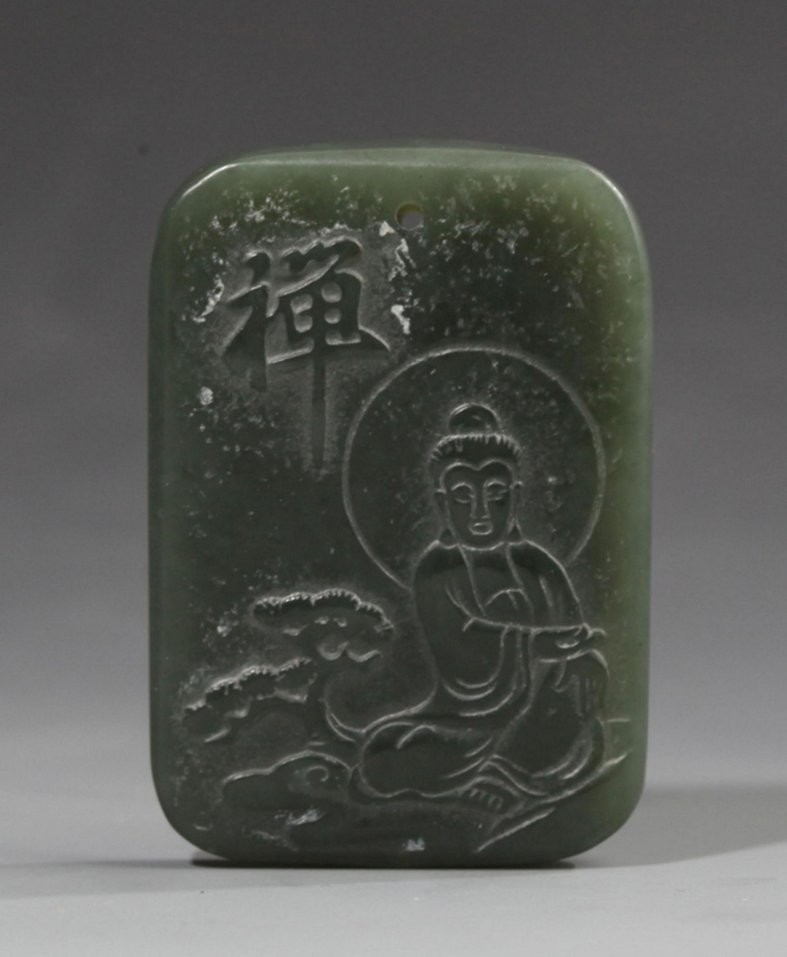 A FINE GUAN YIN PATTERN JADE PENDANT (1 of 4)